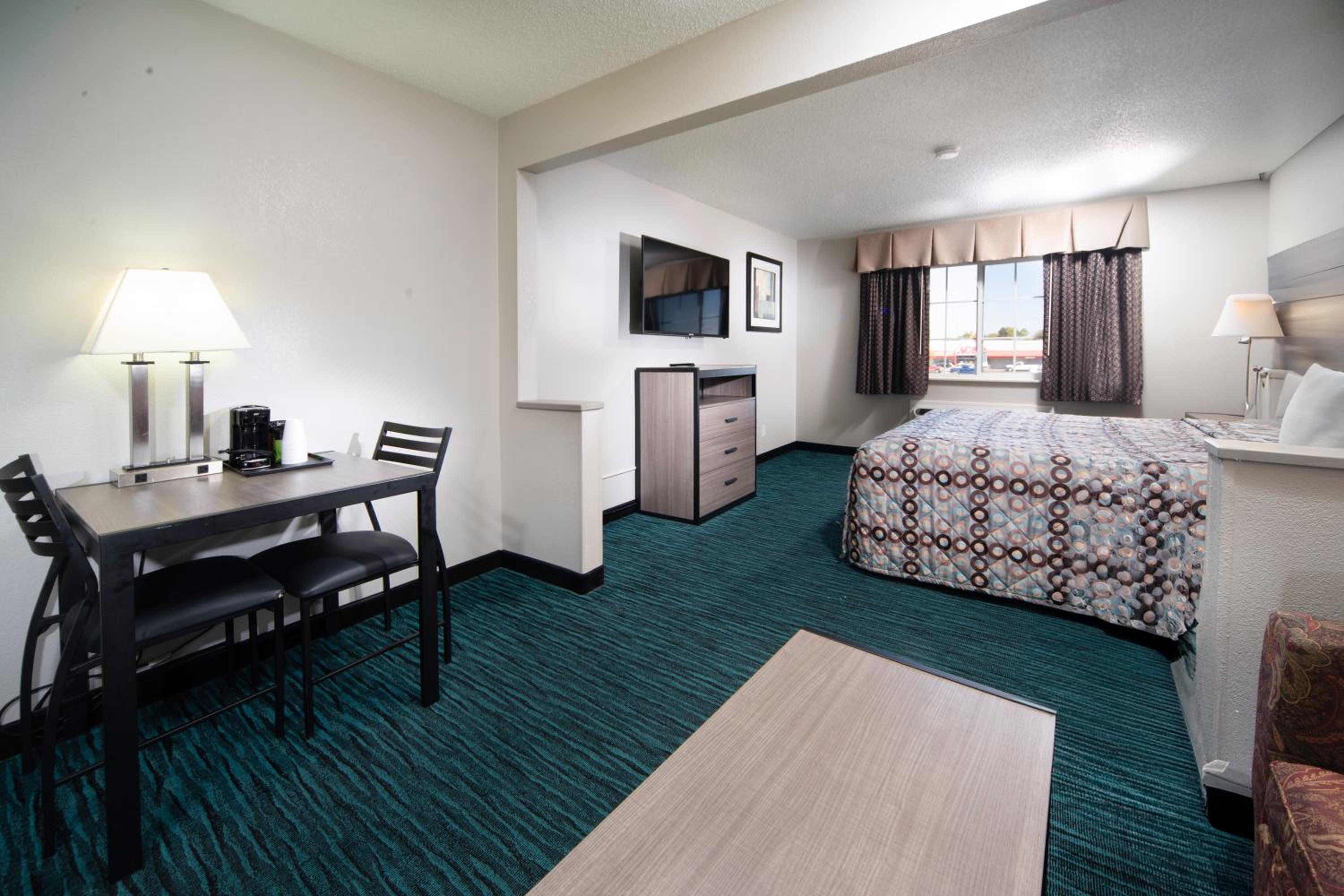 King Suite - Non-Smoking - Photo 5