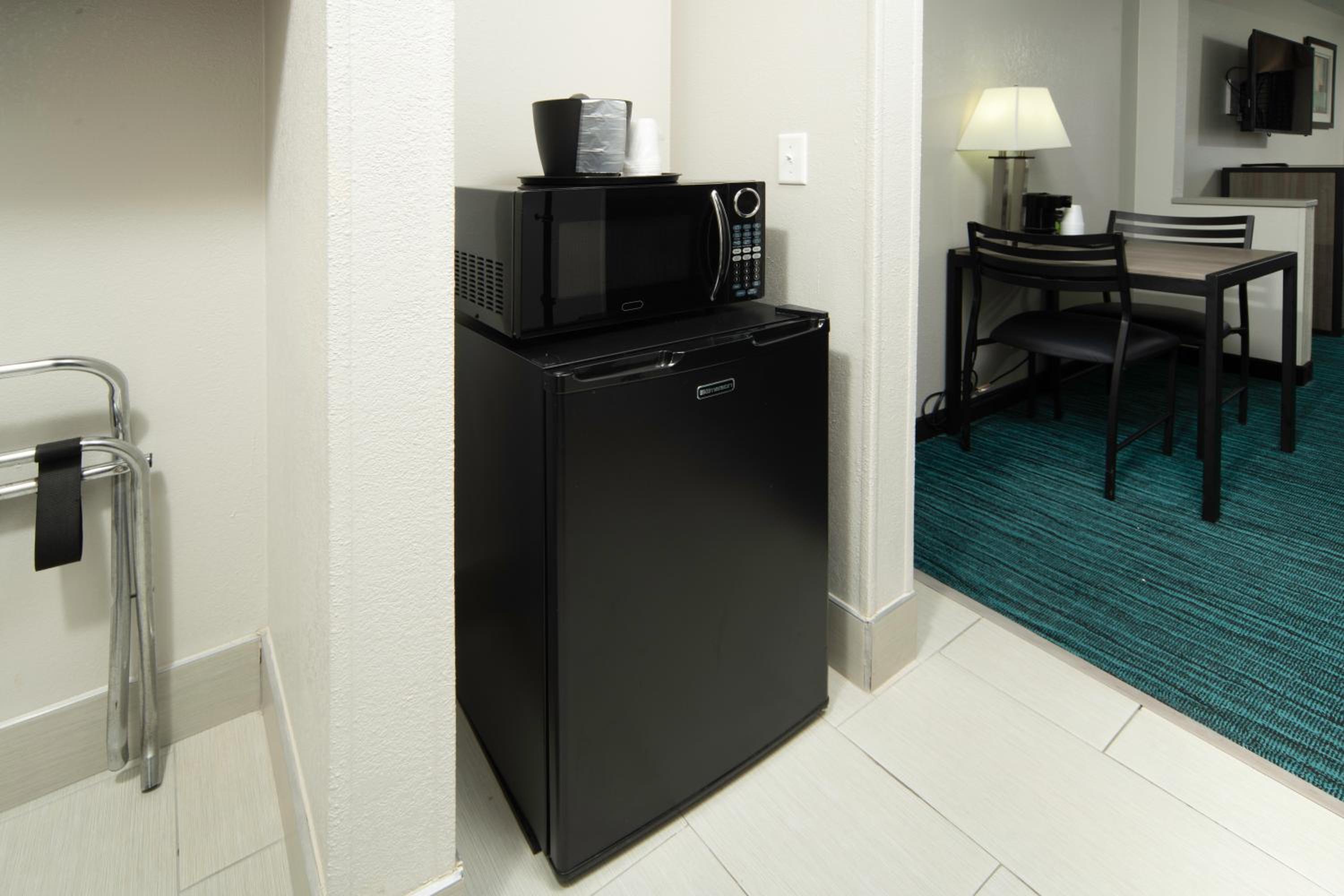 King Suite - Non-Smoking - Photo 6