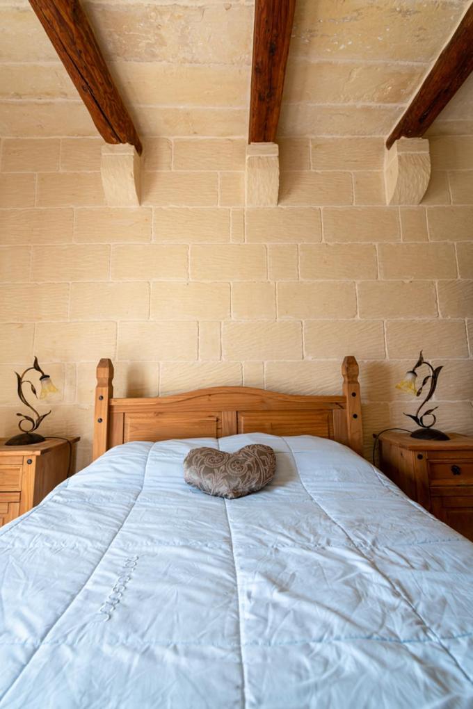 Five-Bedroom House photo 2