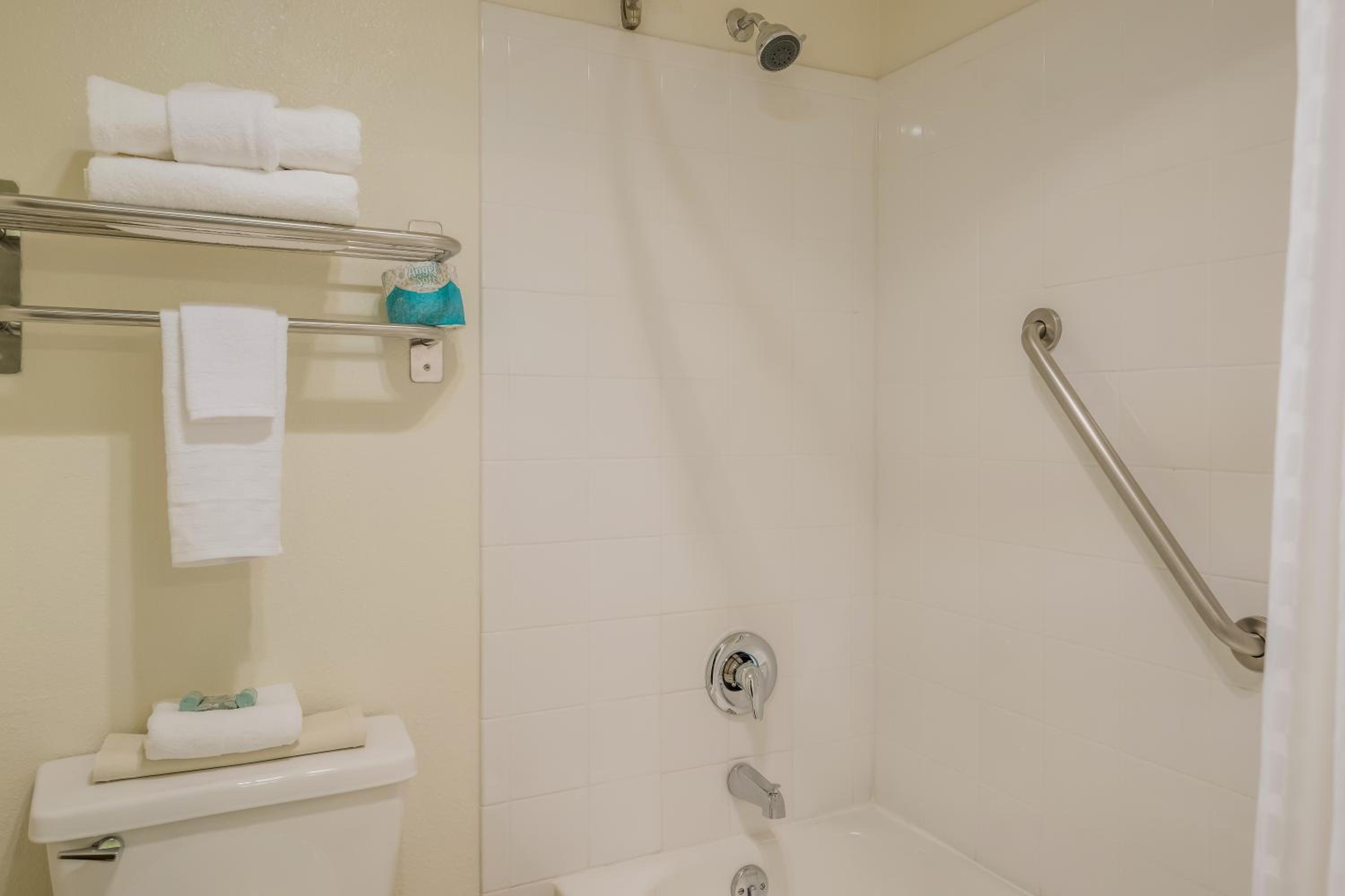 King Room with Roll-in Shower - Disability Access/Non-Smoking - Photo 4