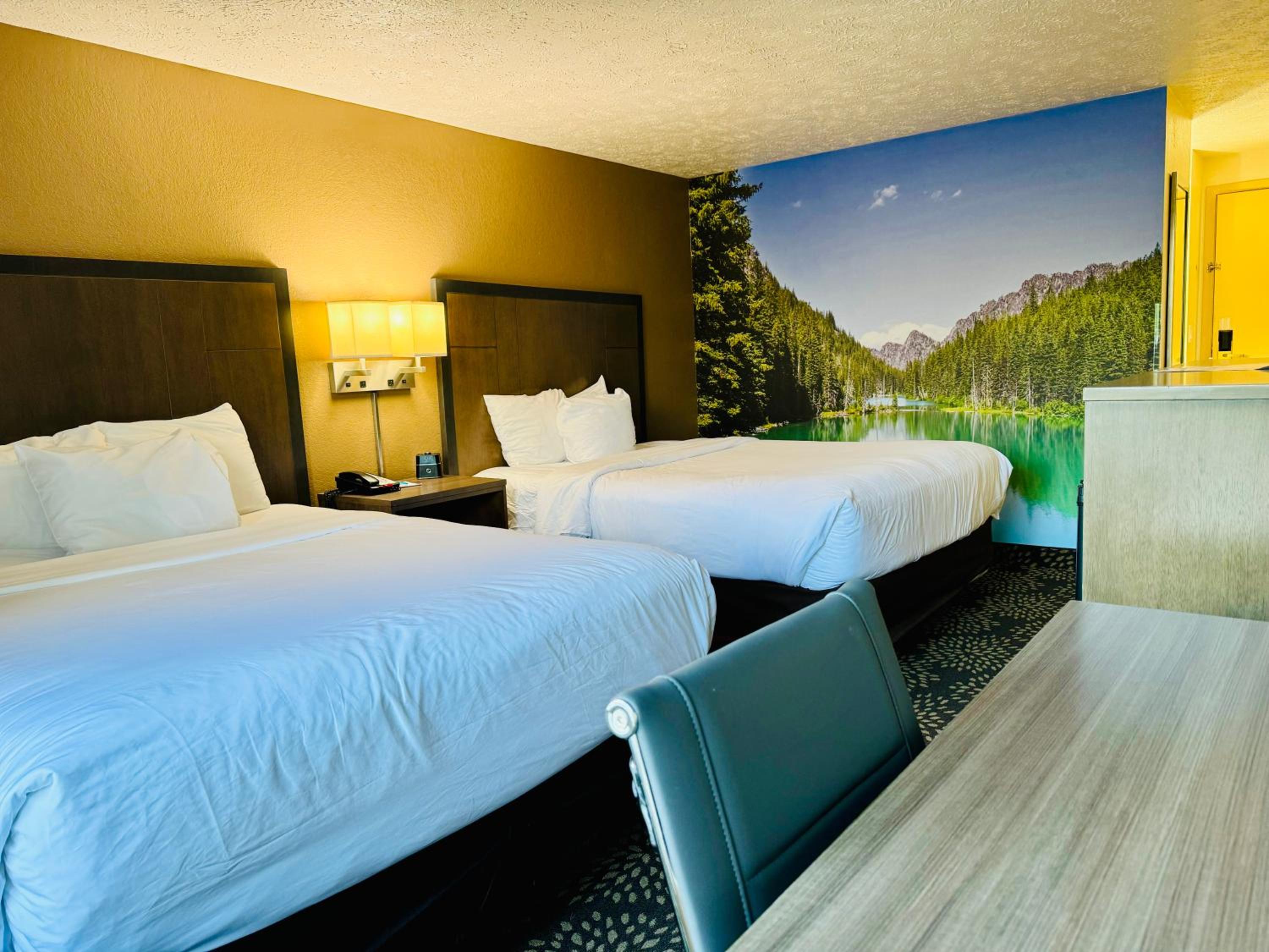 Quadruple Room with Two Queen Beds - Non Smoking - Photo 4