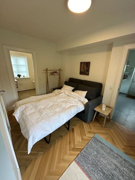 One-Bedroom Apartment photo 1