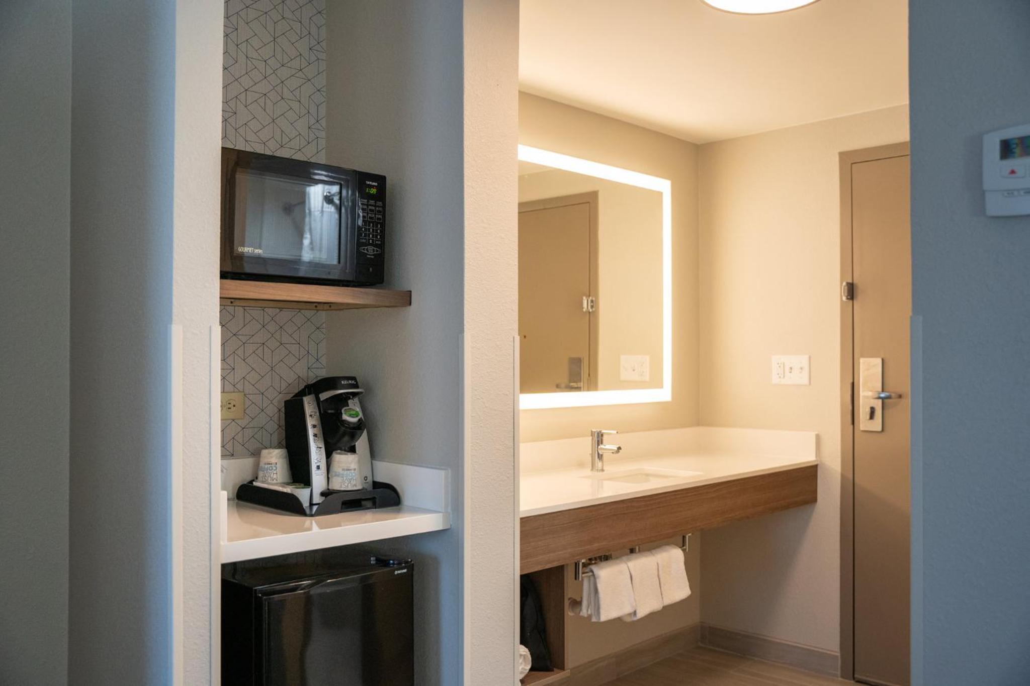 Standard King Room with Extra Floor Space - Photo 2