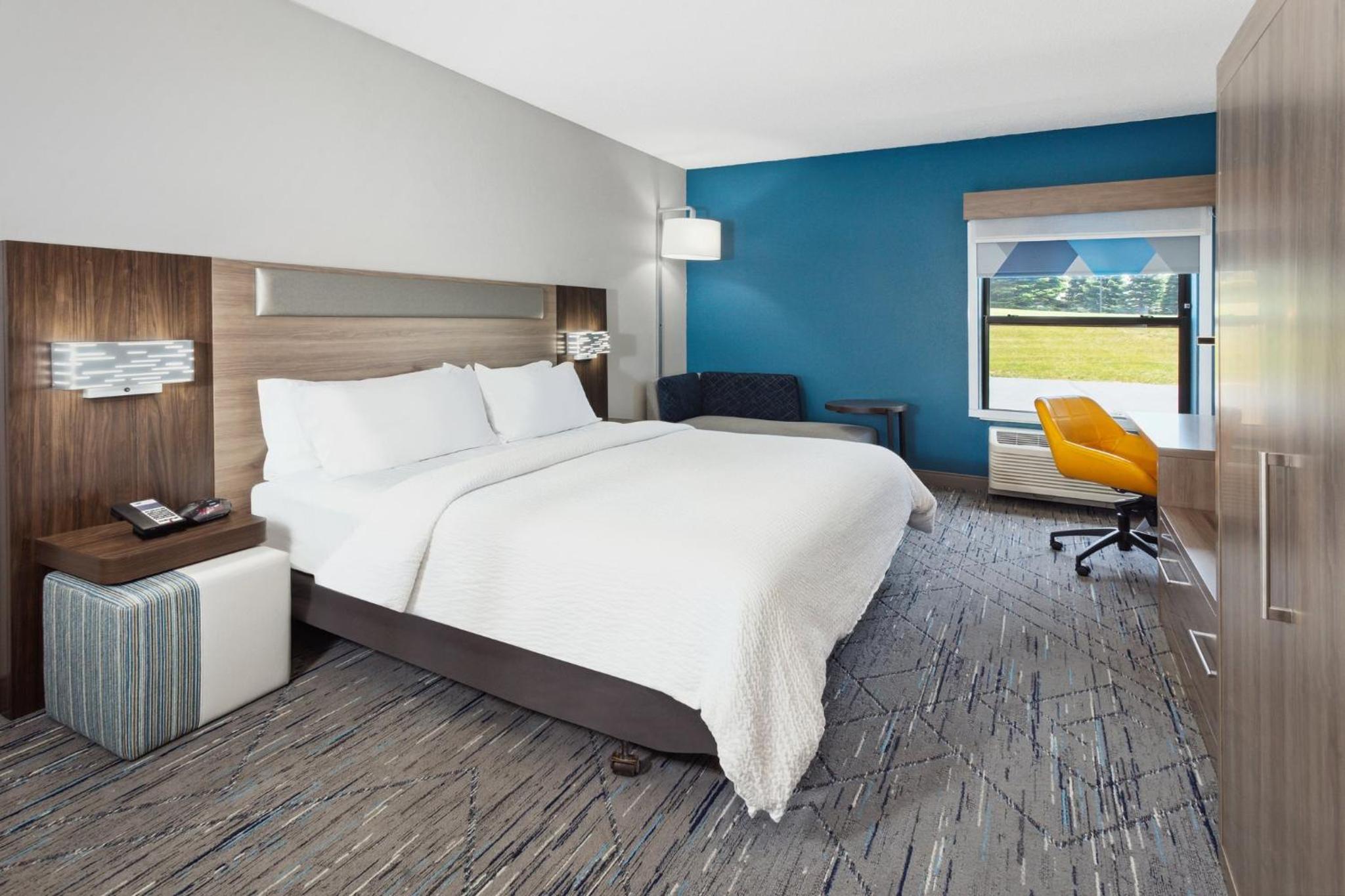 Standard King Room - Photo 9