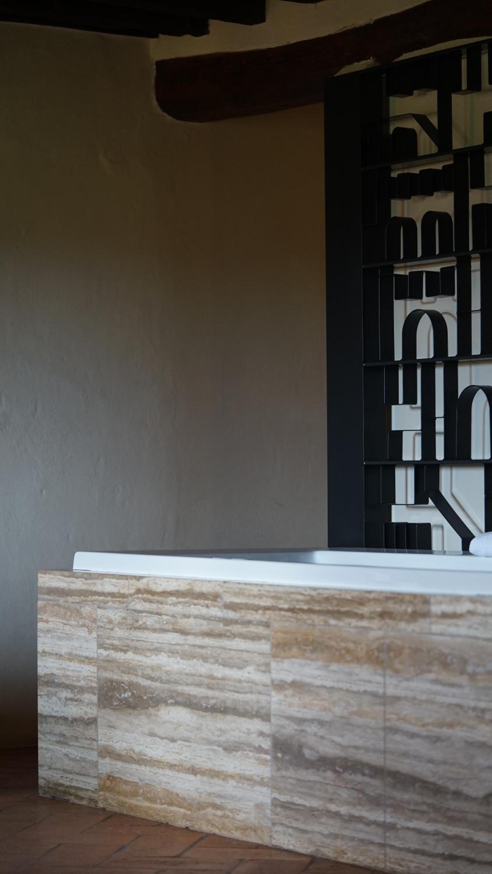 Suite - Photo 26