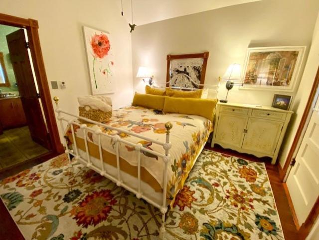 Queen Suite with Spa Bath