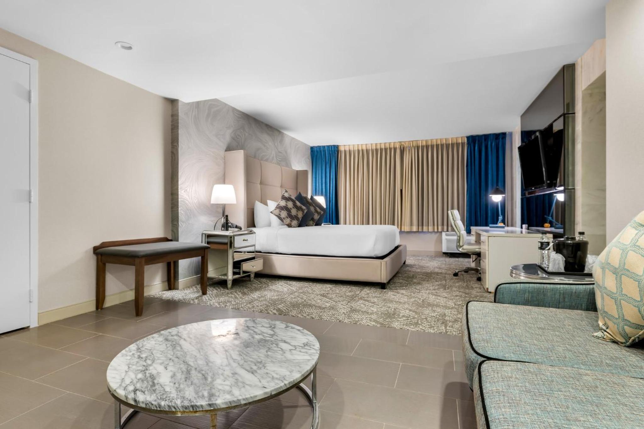 King Suite with Living Area and Powder Room photo 2