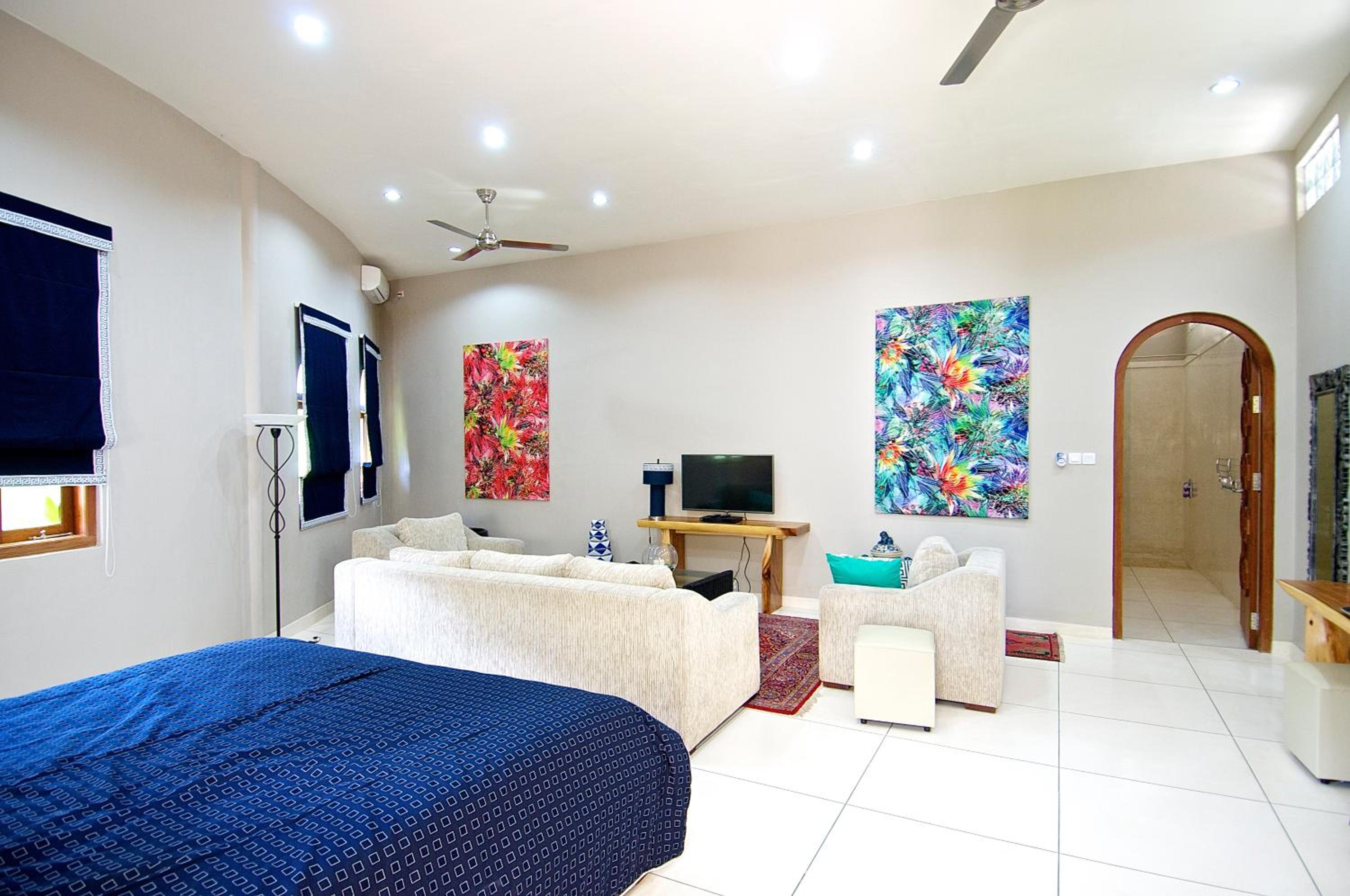 Deluxe King Suite photo 2