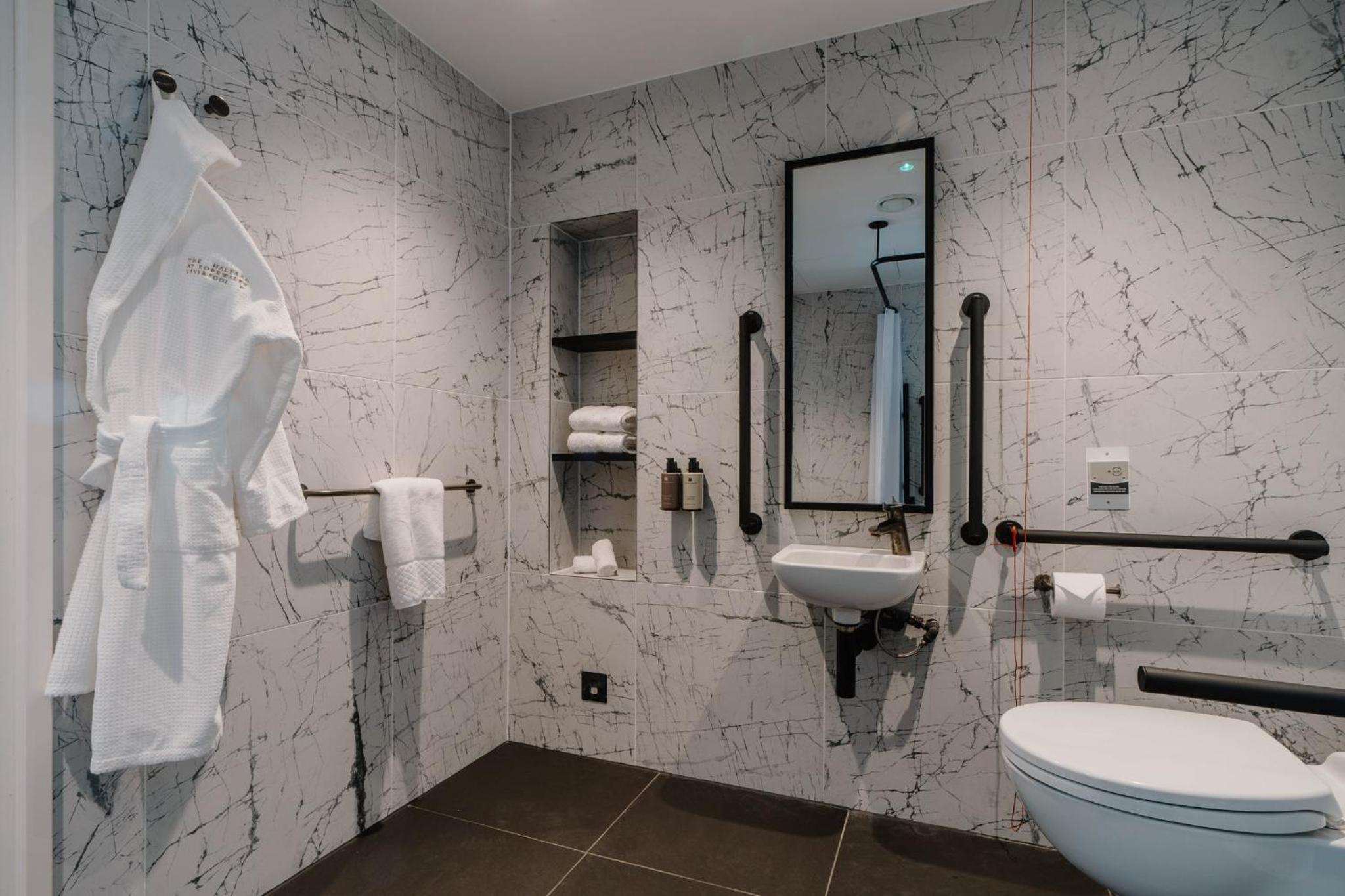 Deluxe Queen Room - Accessible - Photo 6
