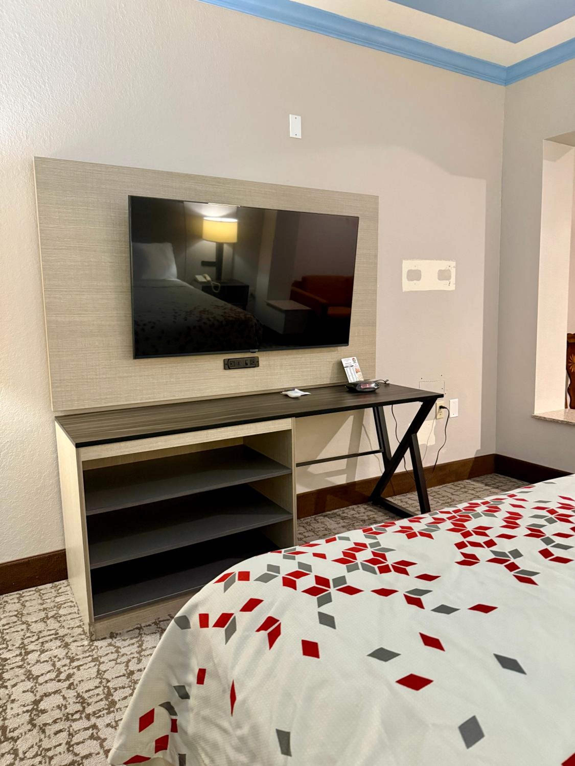 Deluxe King Suite - Non-Smoking - Photo 1