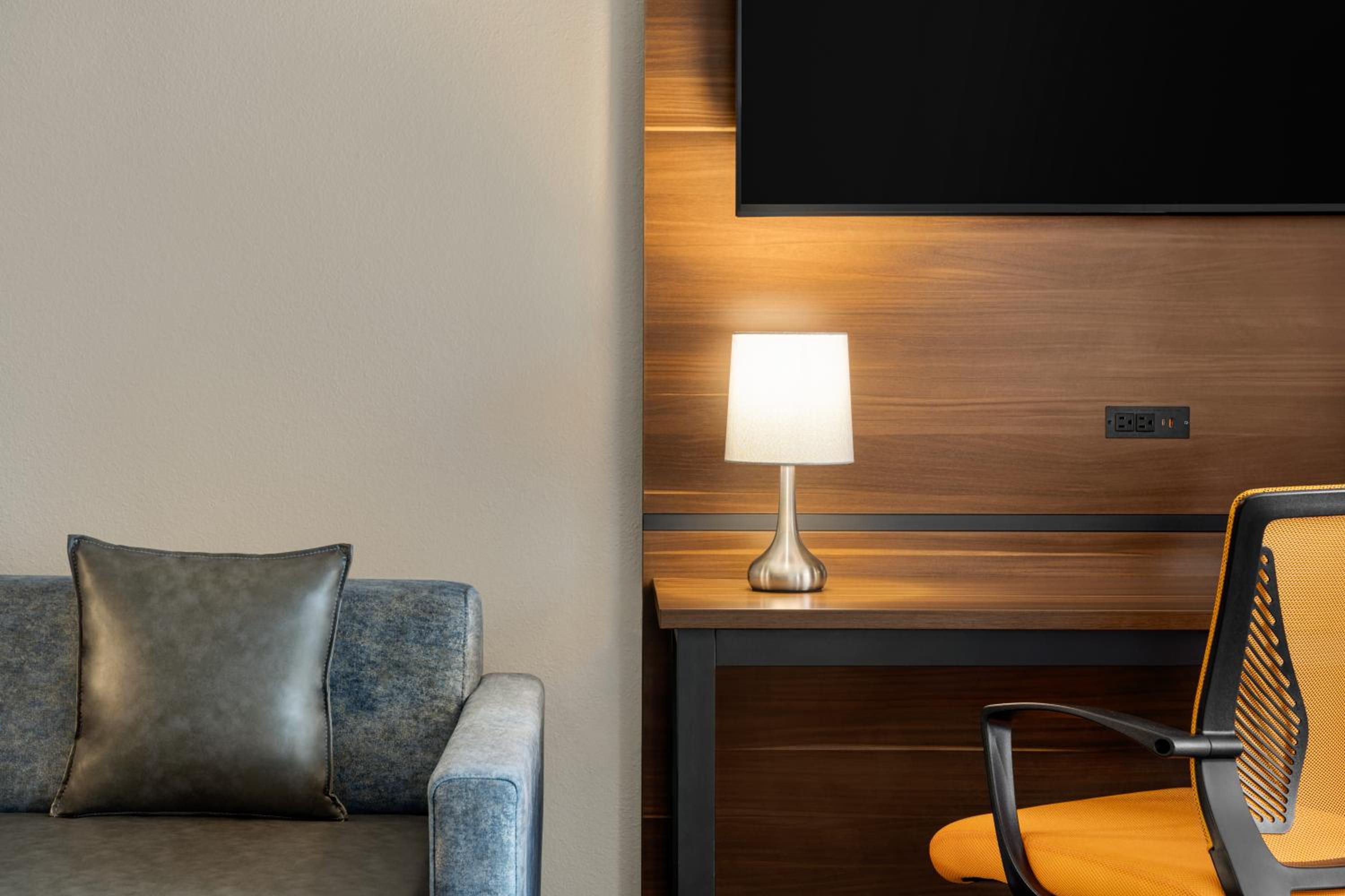 Guest Room, 1 King - Photo 7