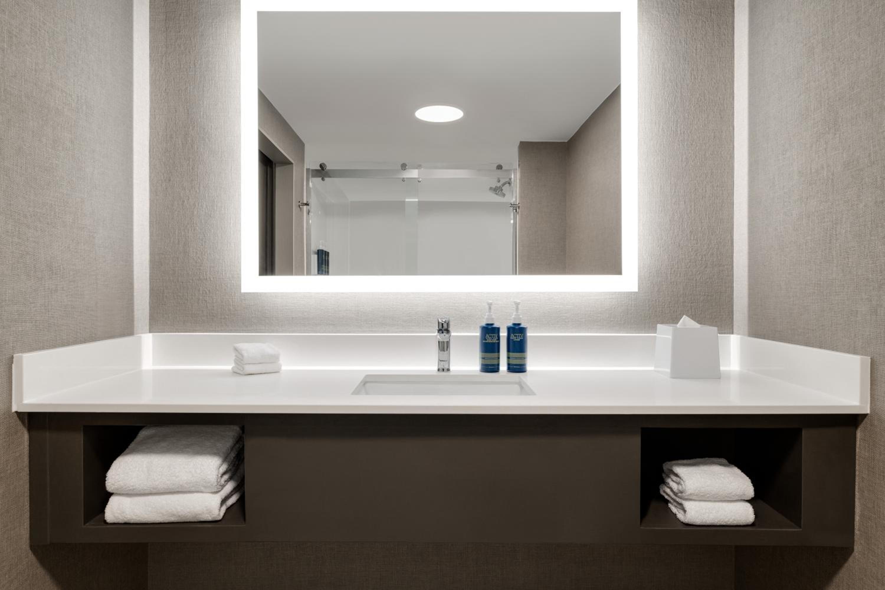 Guest Room, 1 King - Photo 9