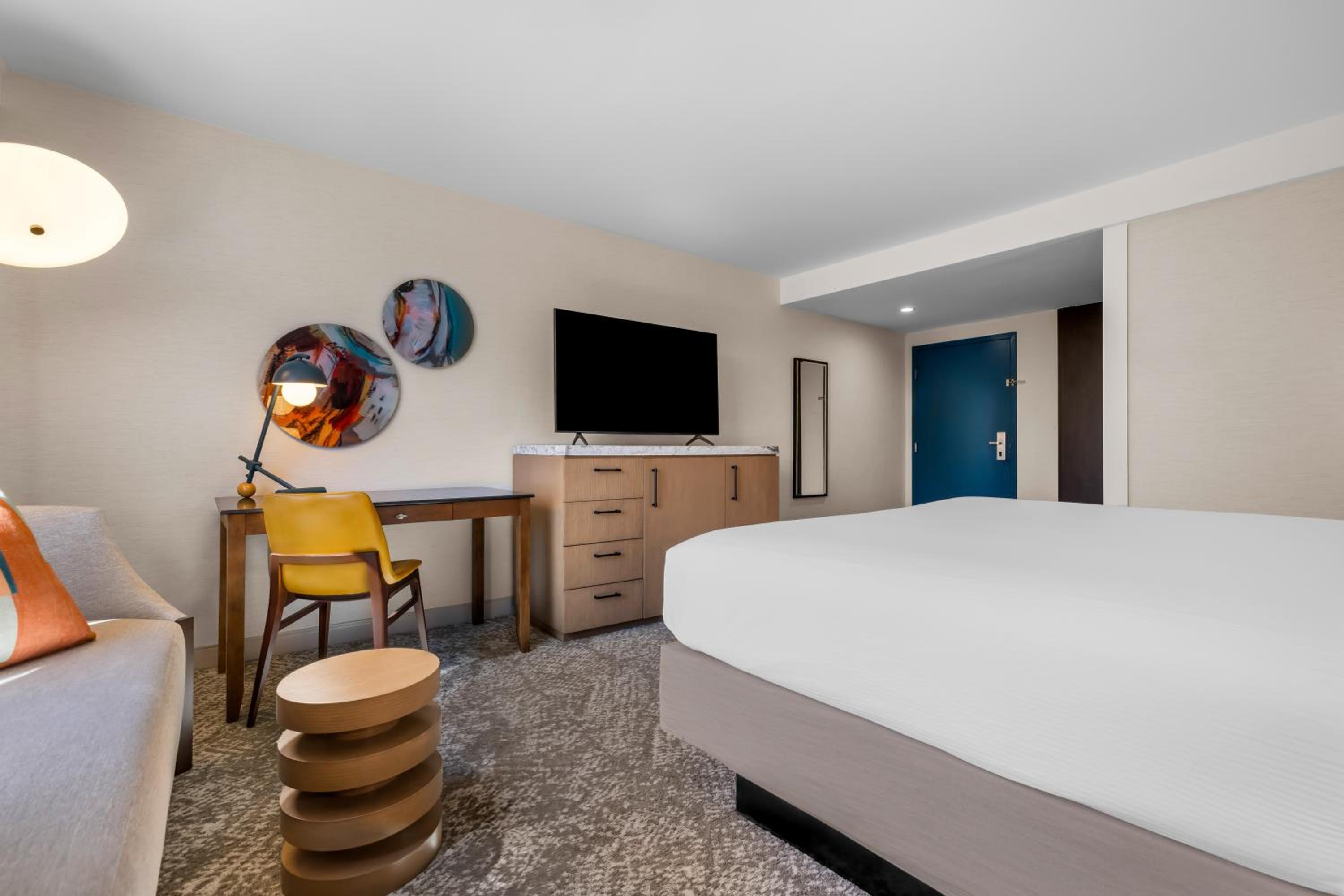Standard King Room - Photo 8