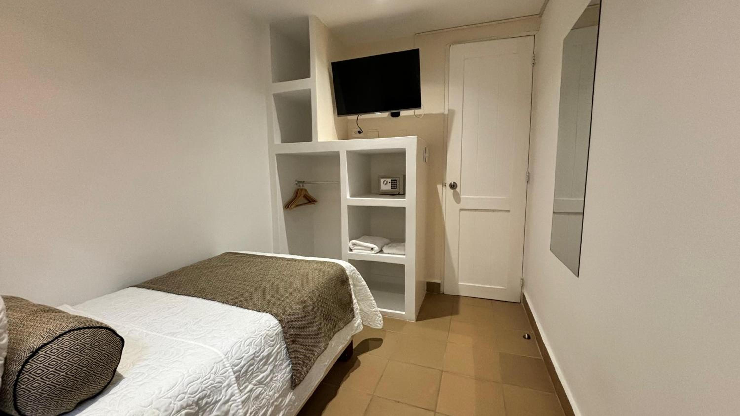 Single Room with Shared Bathroom photo 3