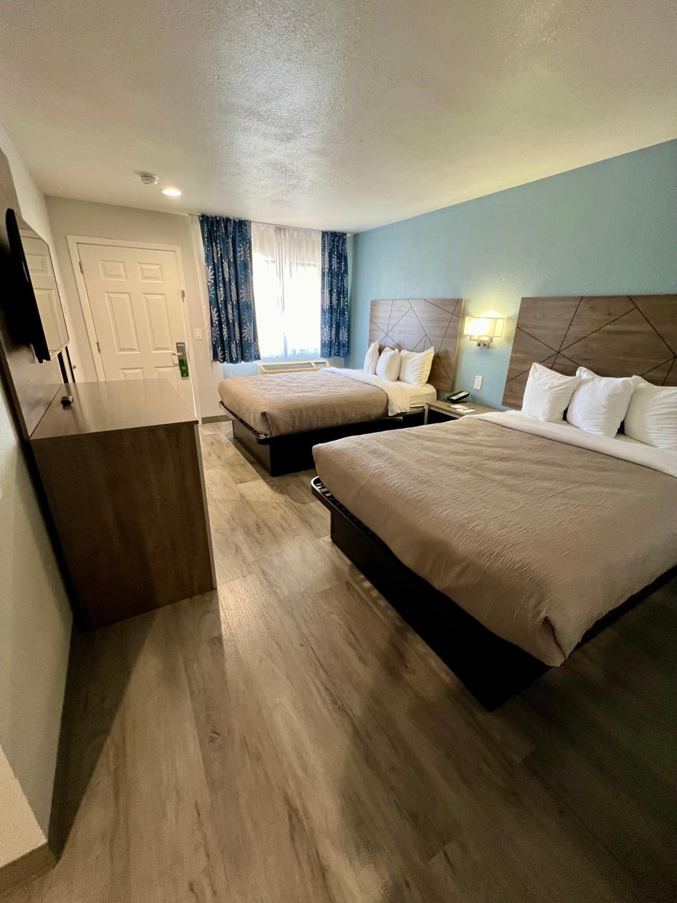 Queen Suite with Two Queen Beds and Sofa Bed - Non Smoking photo 1