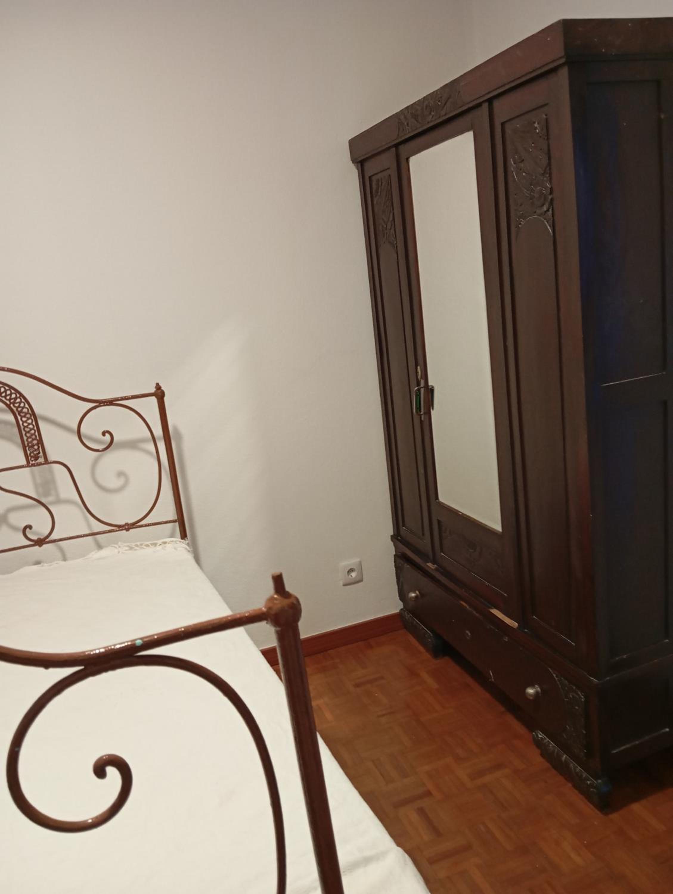 Five-Bedroom House photo 1