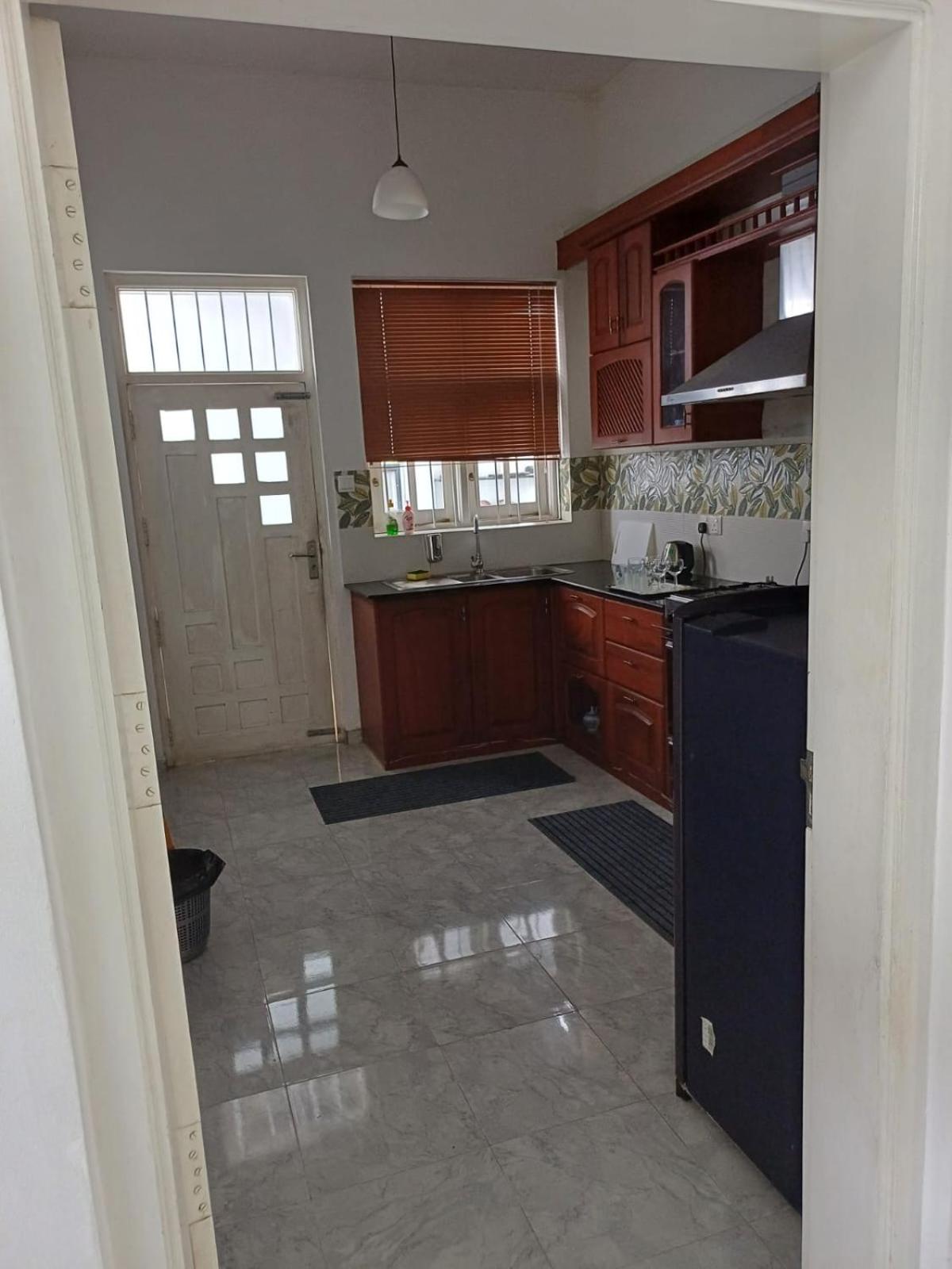 Five-Bedroom House photo 3