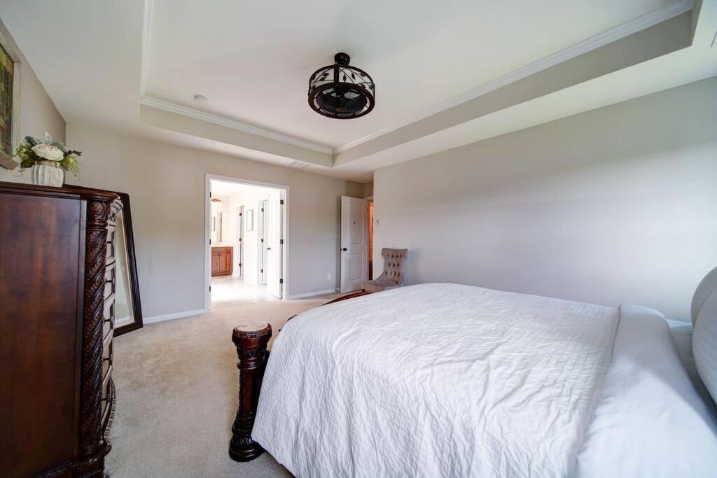Five-Bedroom House photo 1