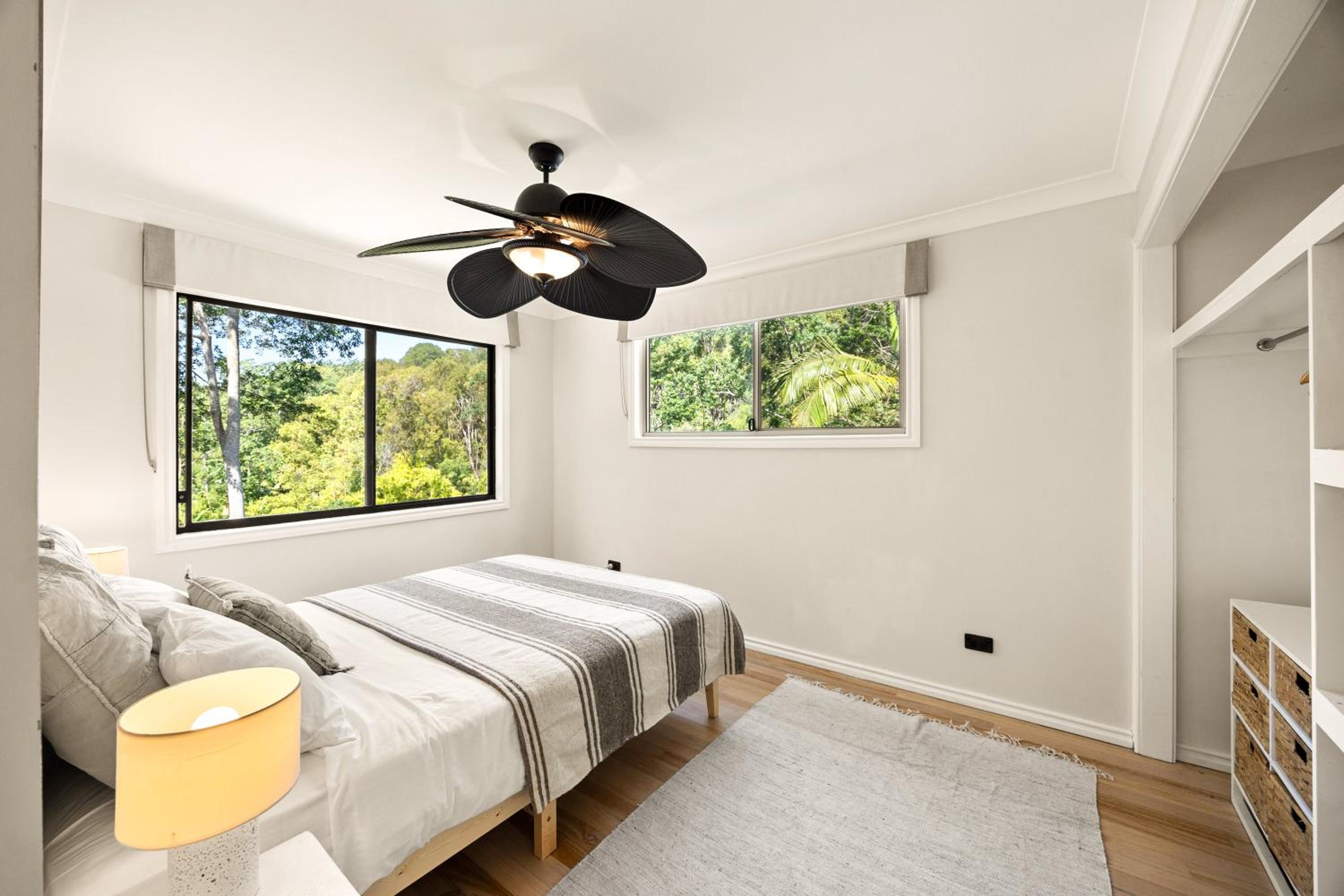 Five-Bedroom House photo 1