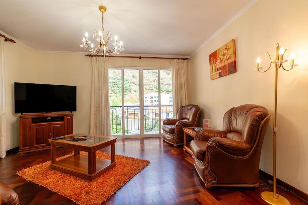 Three-Bedroom Apartment with Balcony photo 2