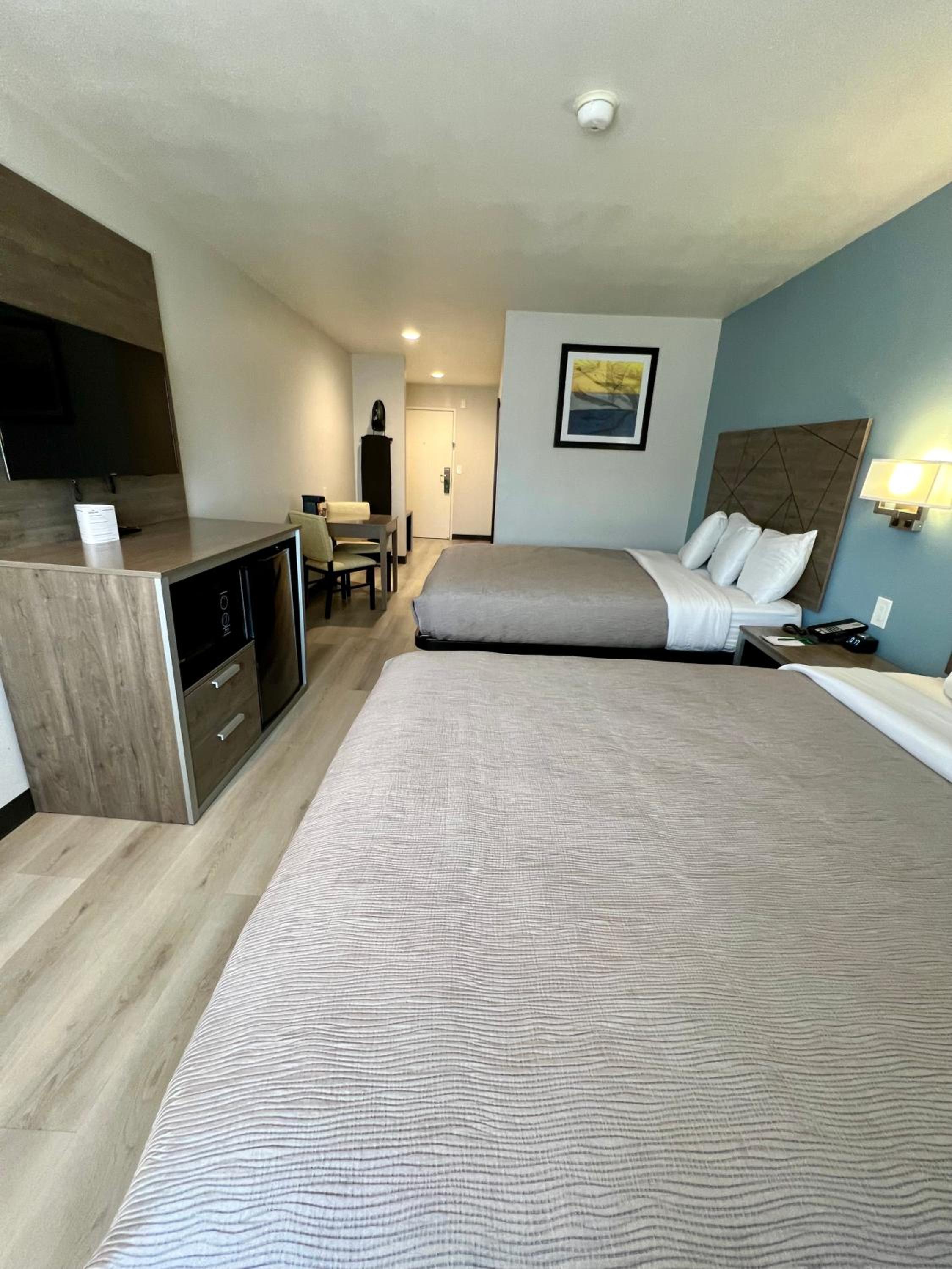 Queen Room with Two Queen Beds - Non-Smoking - Photo 1