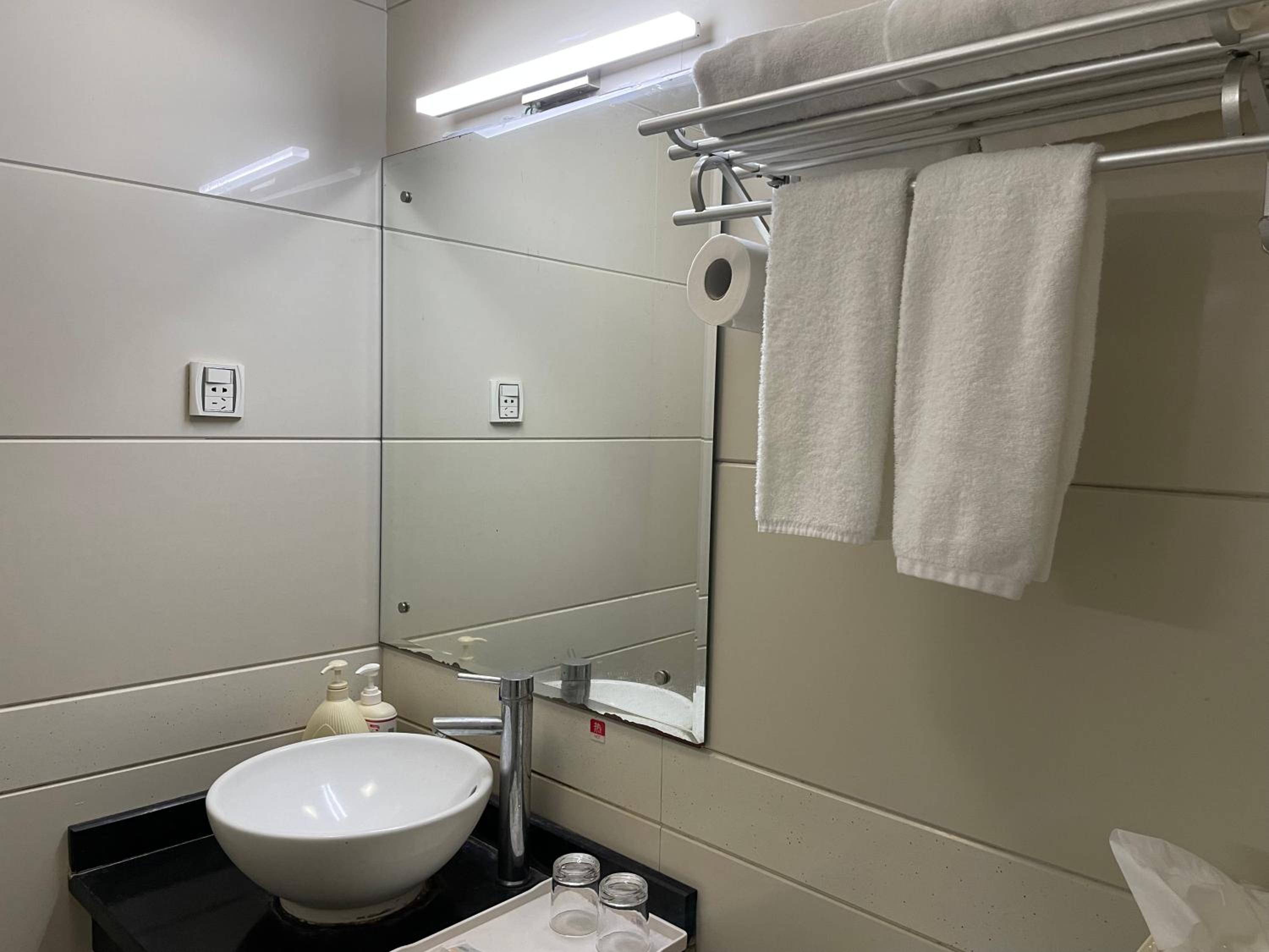 Budget Twin Room photo 3