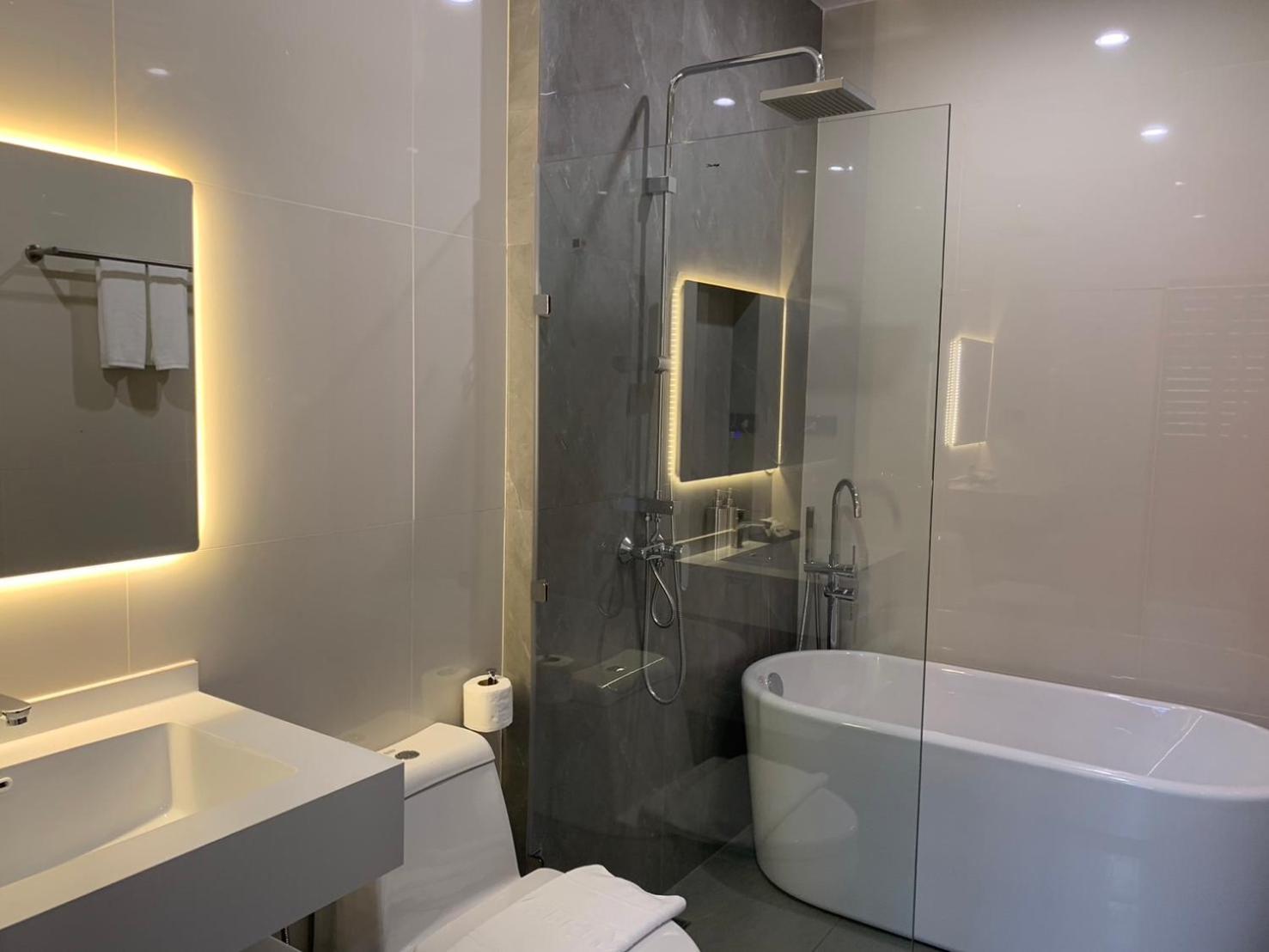 Deluxe King Room - Photo 8