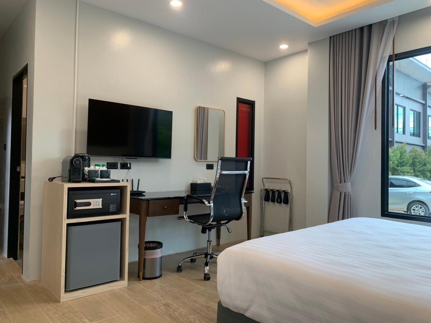 Deluxe King Room - Photo 7