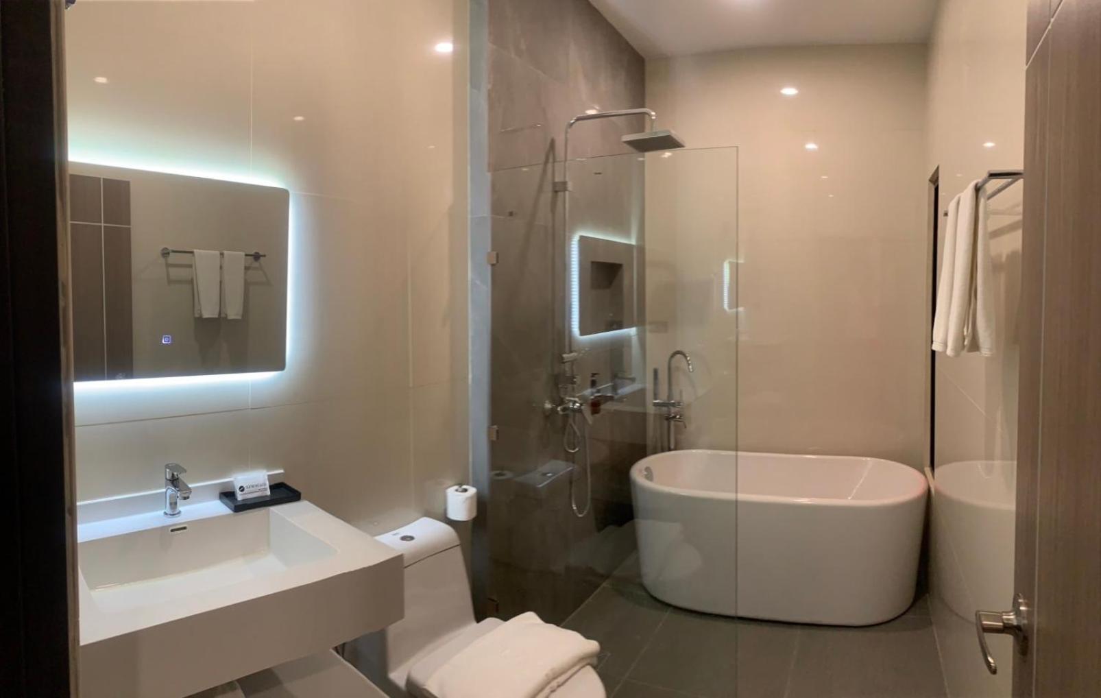 Deluxe King Room - Photo 3