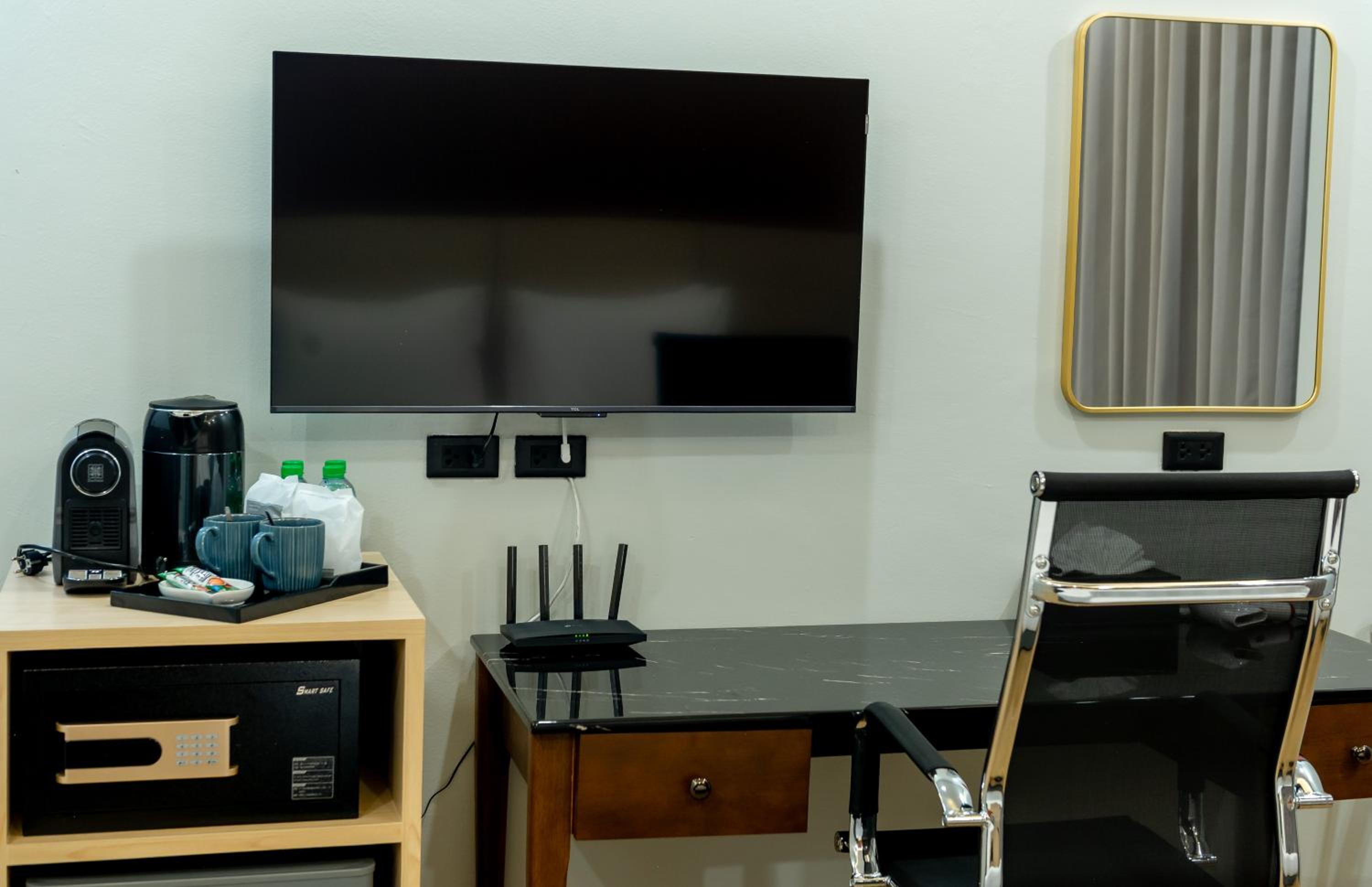 Deluxe King Room - Photo 5