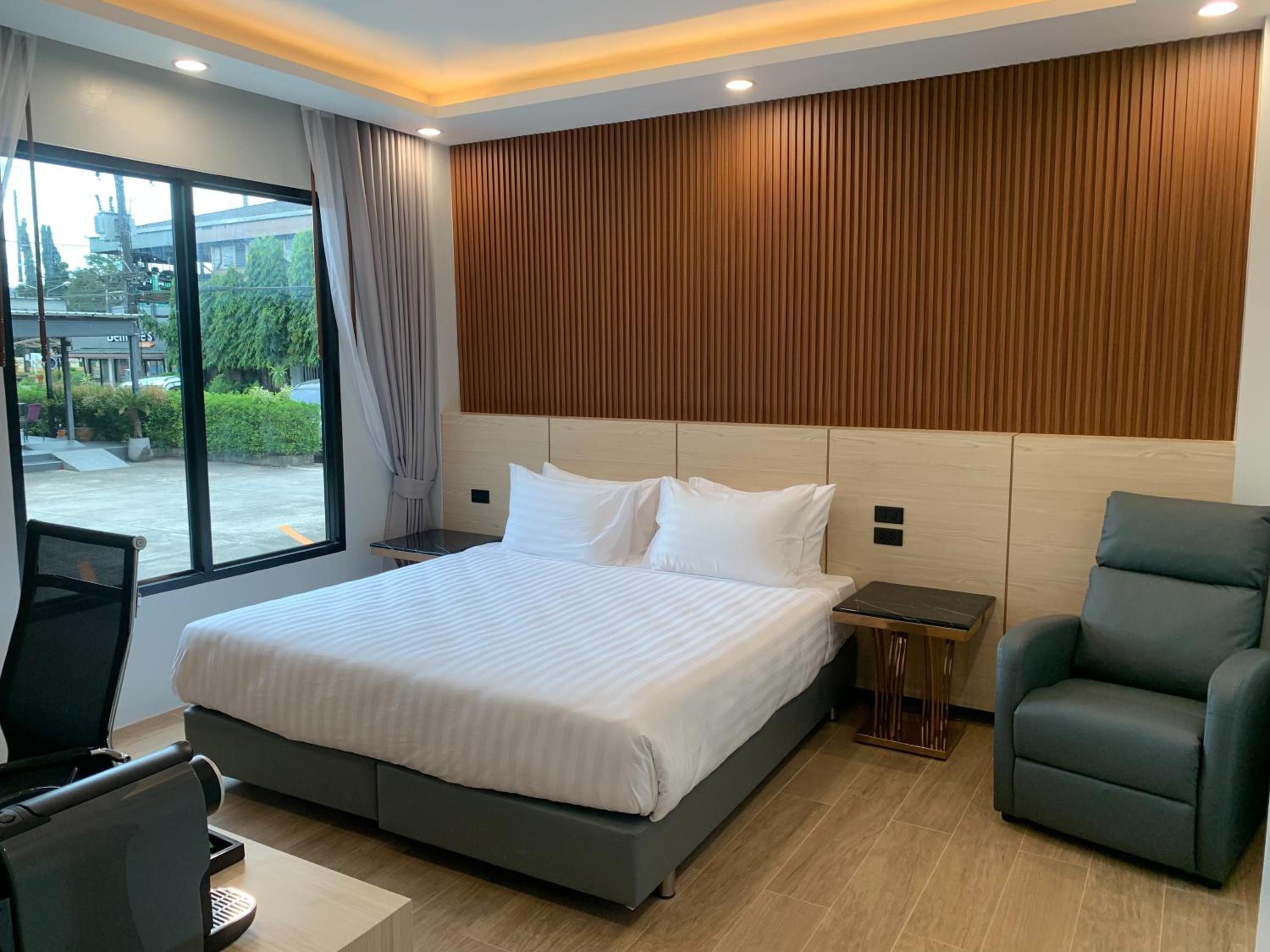 Deluxe King Room - Photo 1