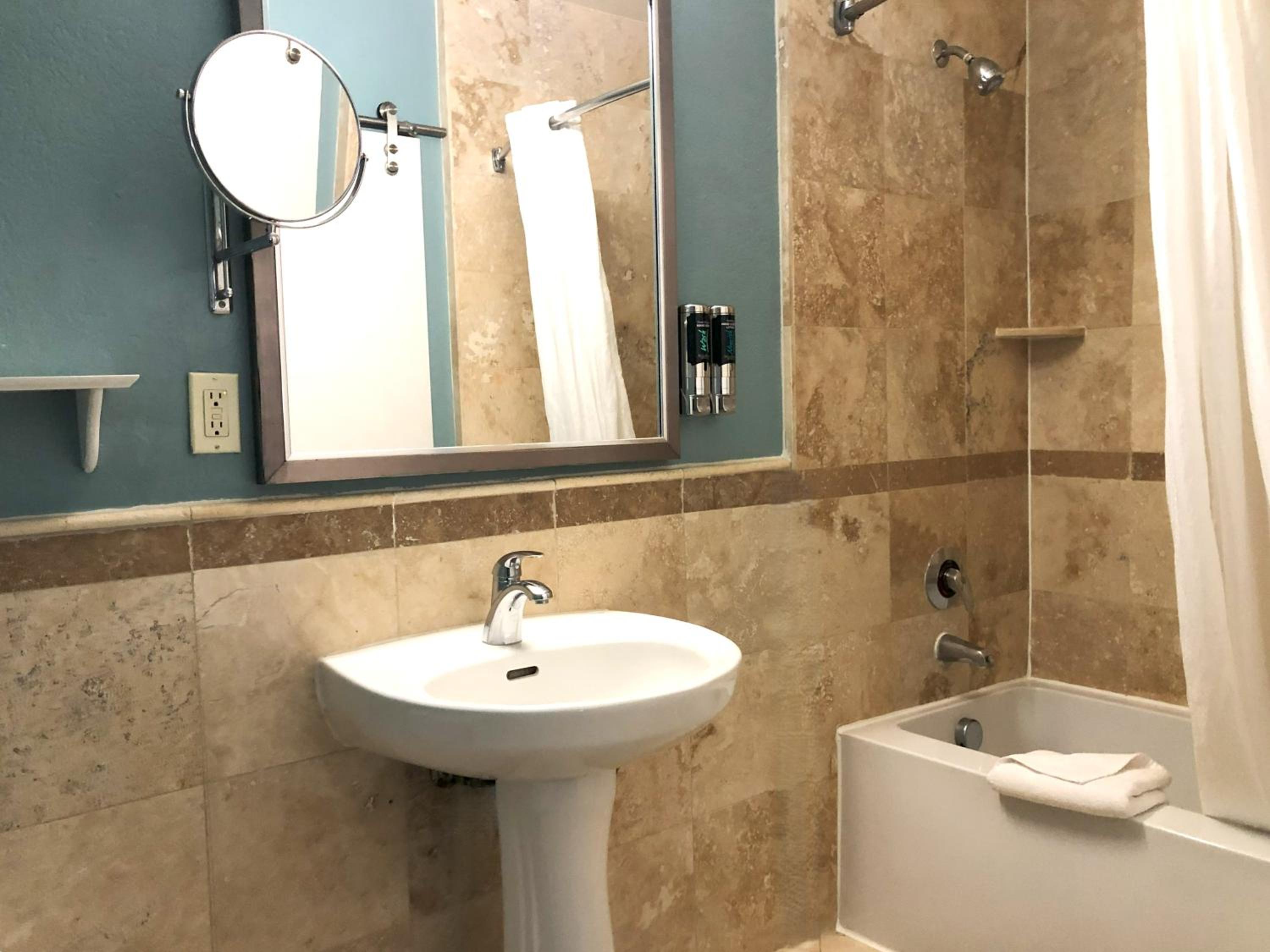 Queen Suite - Photo 5