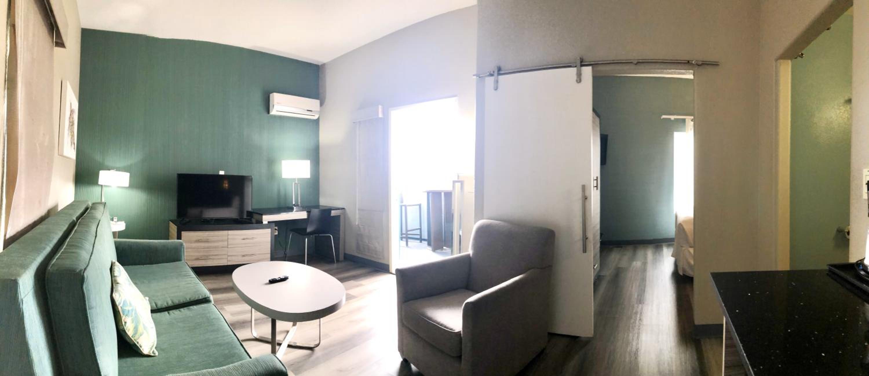 Queen Suite - Photo 10