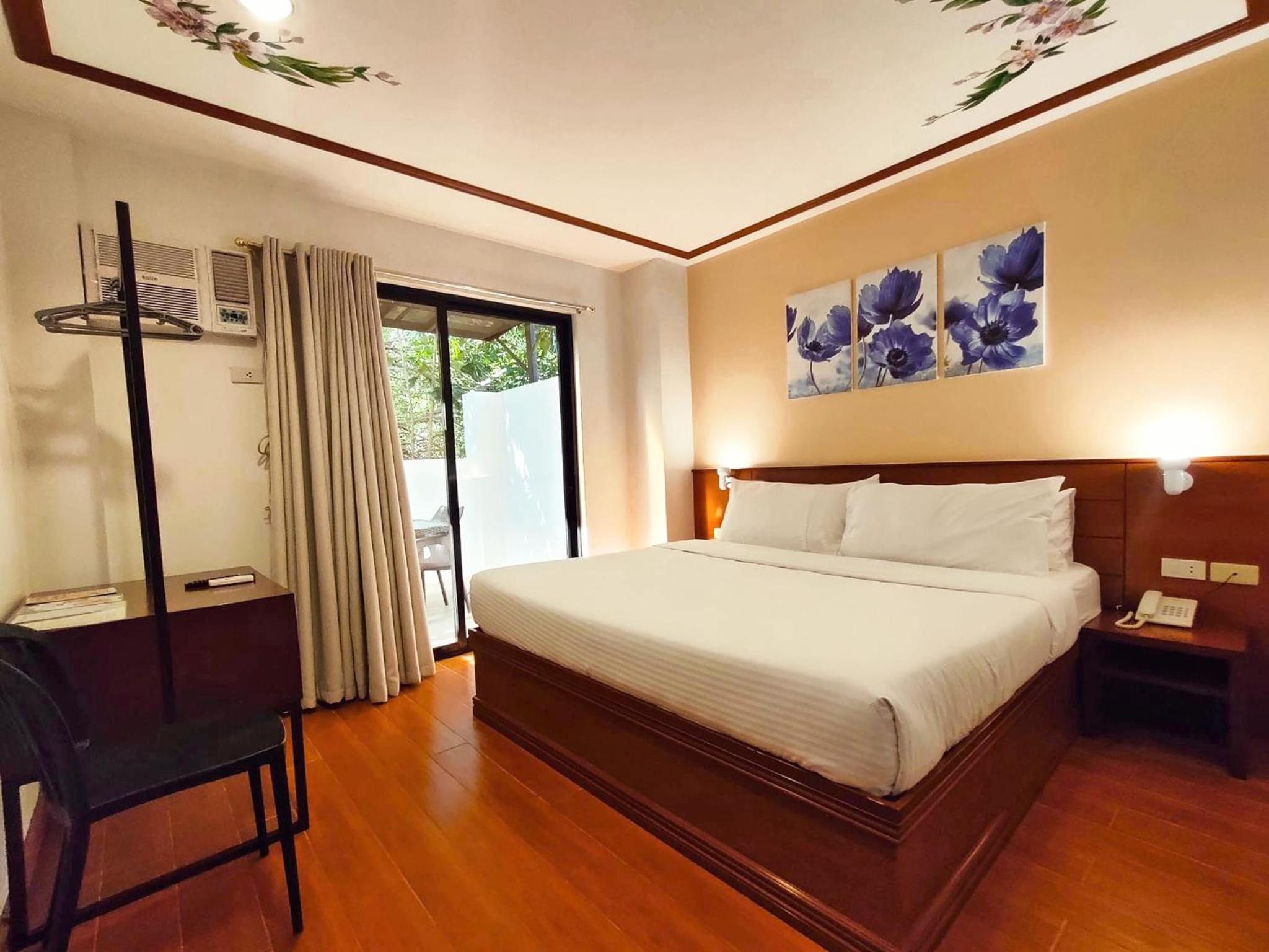 Deluxe Double Room with Balcony - Photo 1