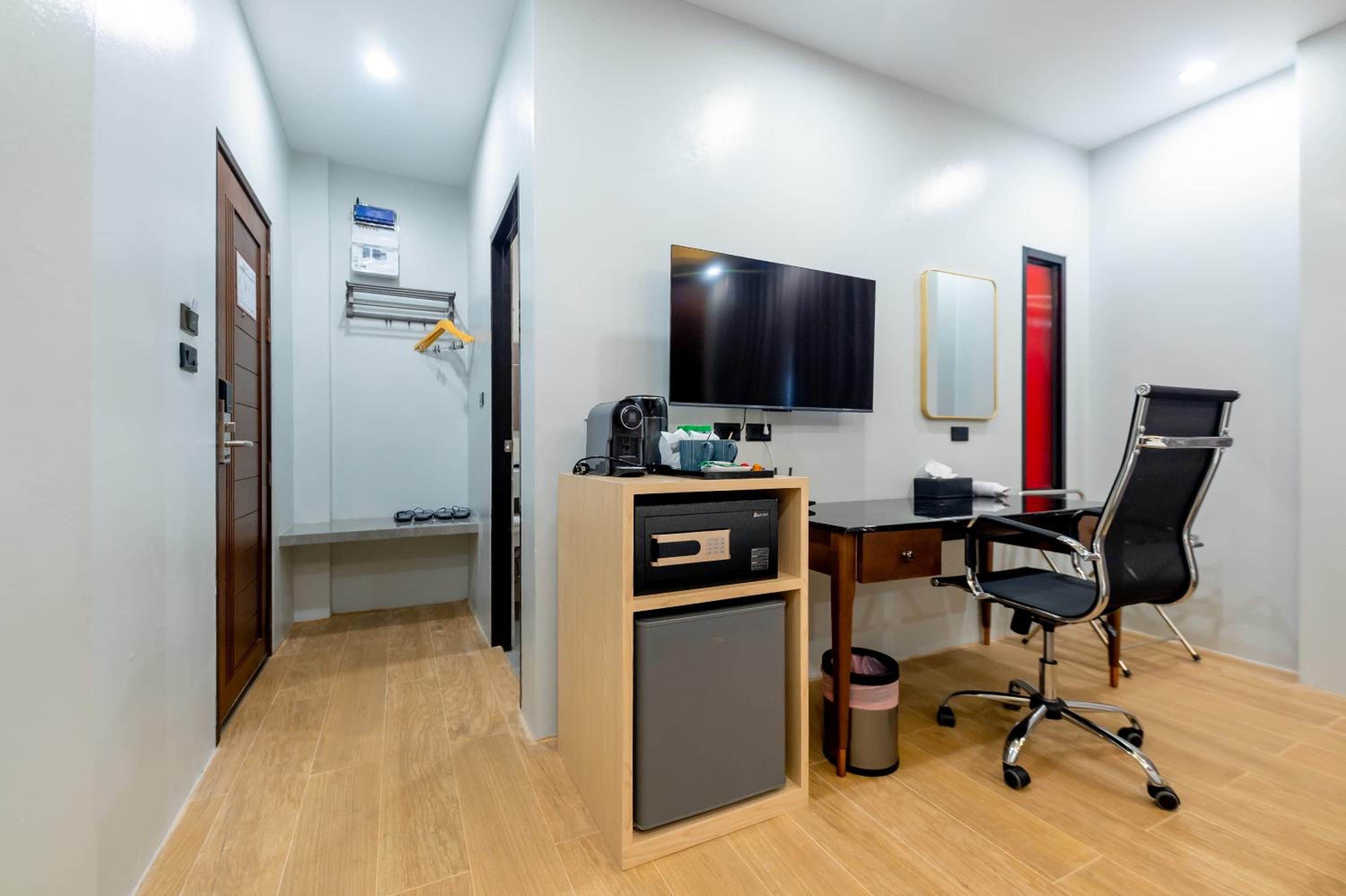Deluxe King Room - Photo 2