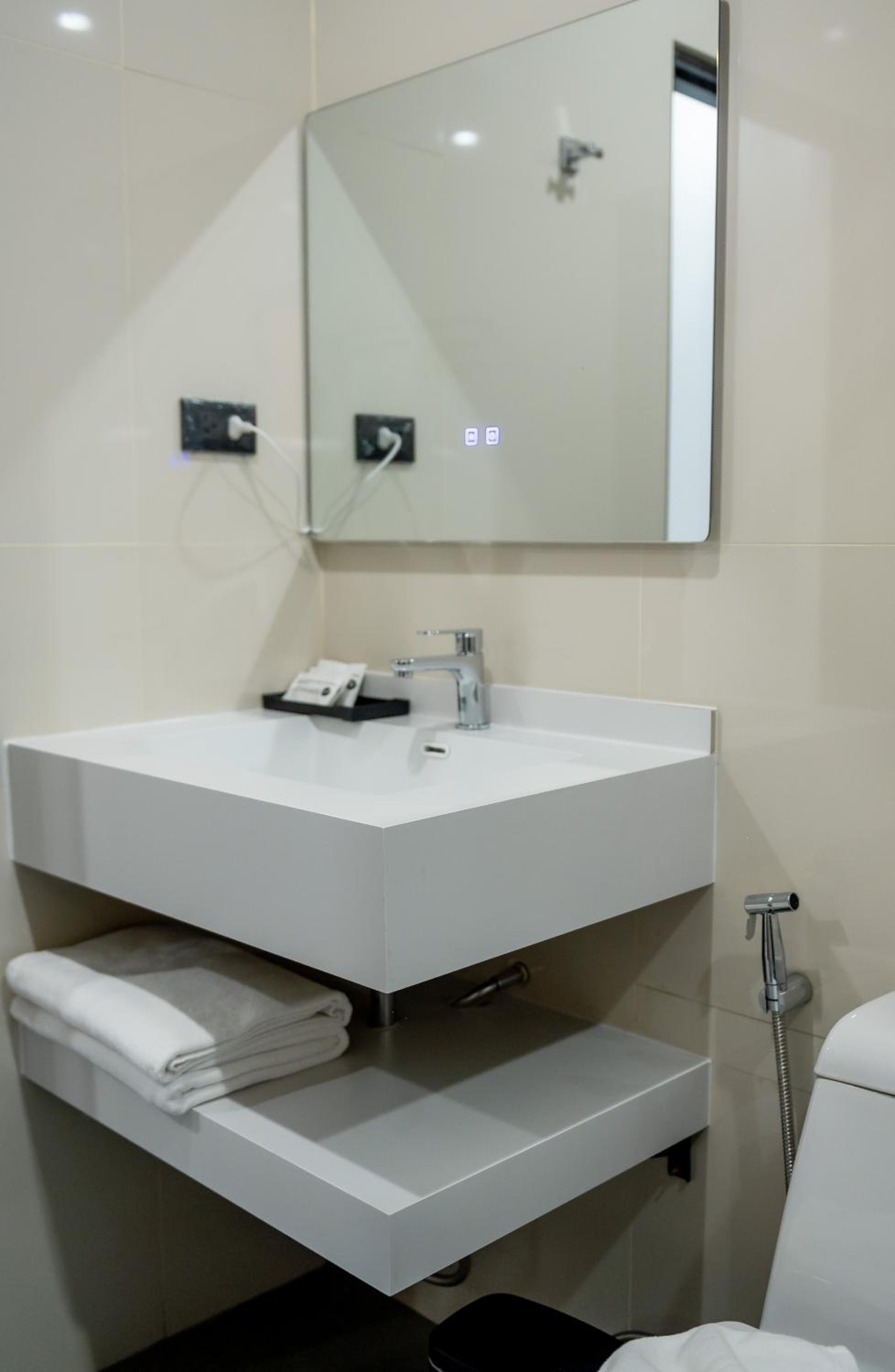 Deluxe King Room - Photo 13