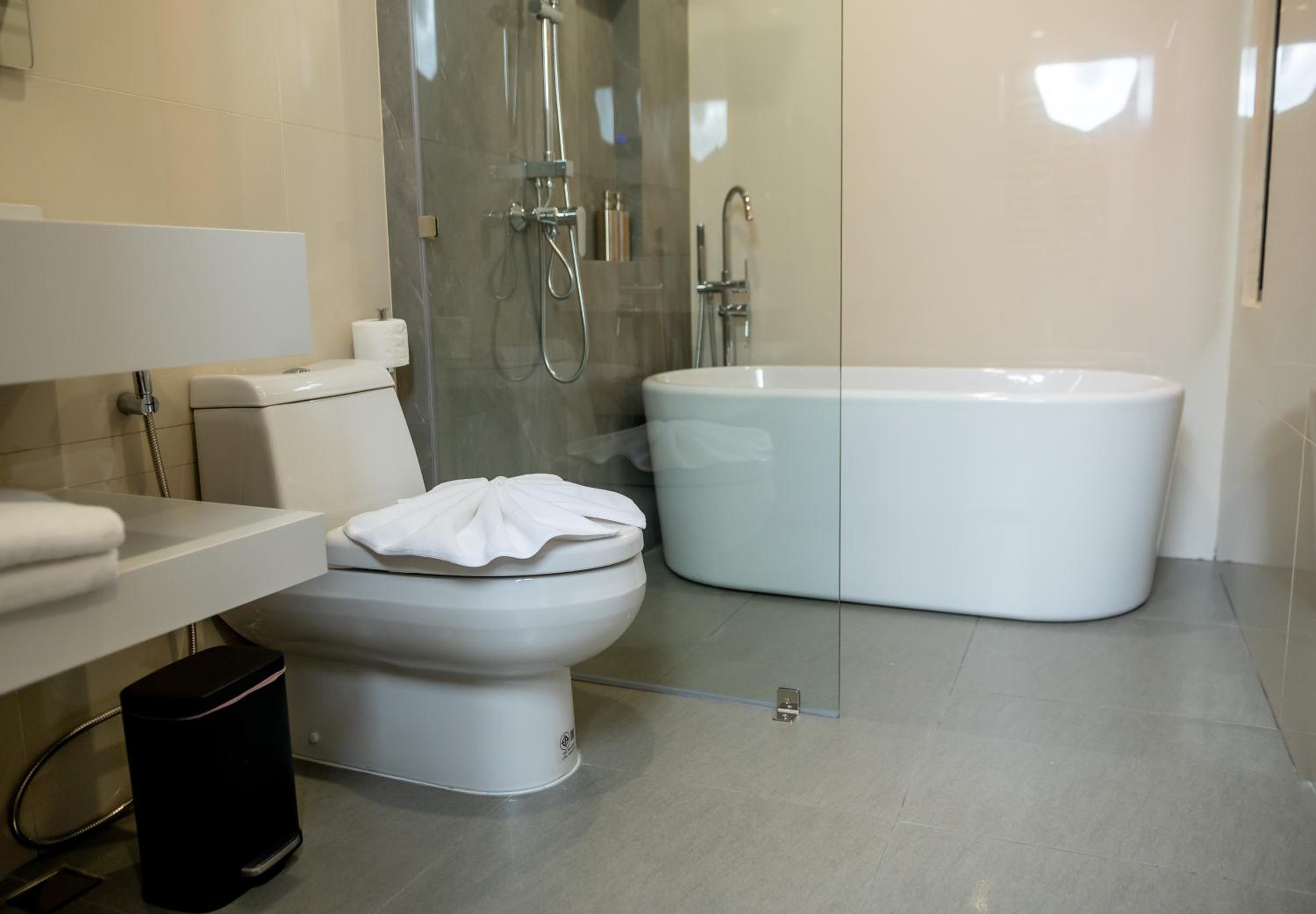 Deluxe King Room - Photo 11