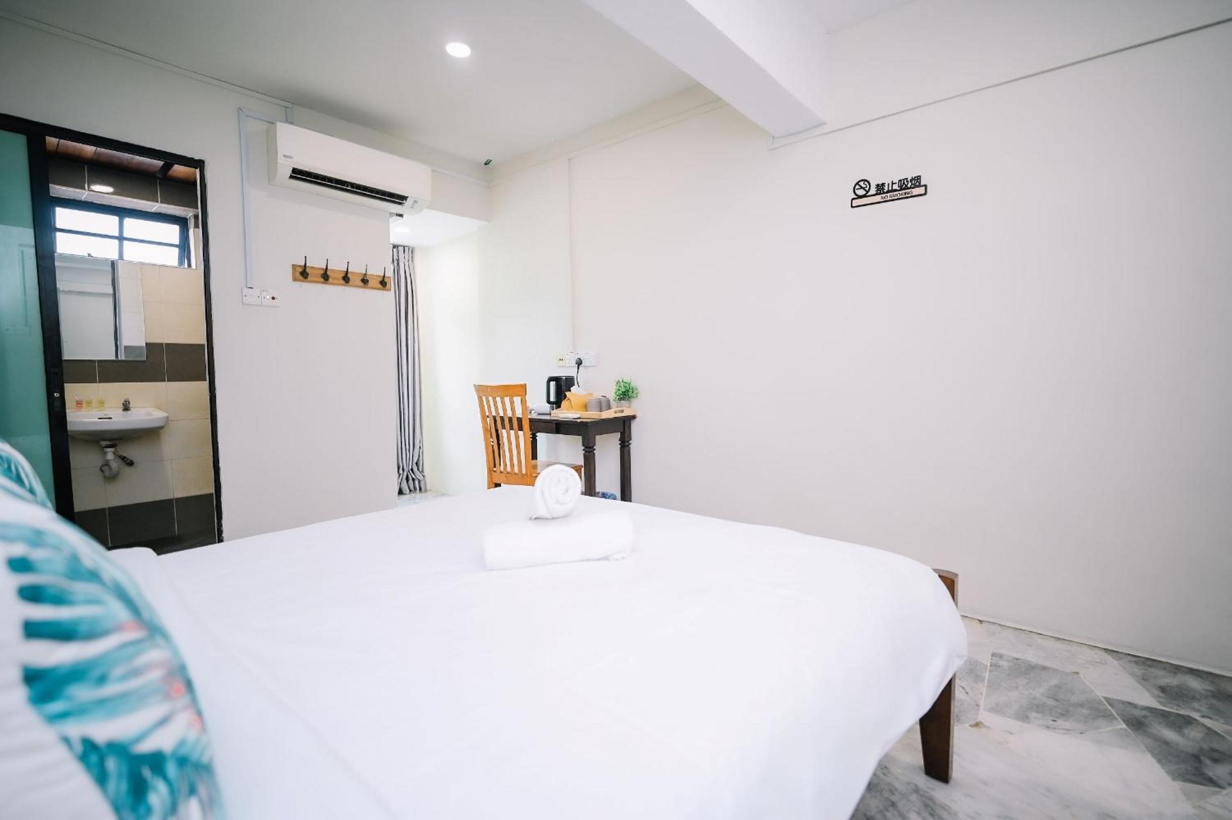 Deluxe Queen Room - Photo 9