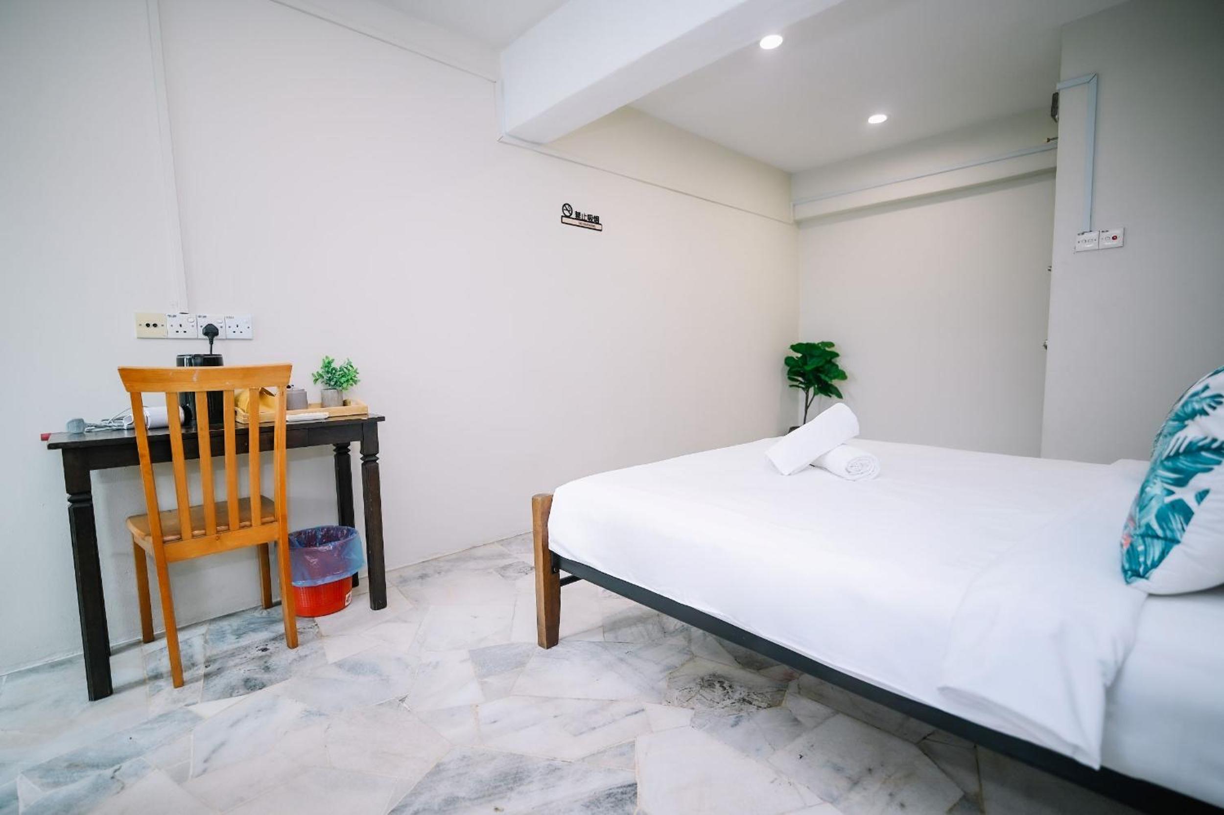 Deluxe Queen Room - Photo 8