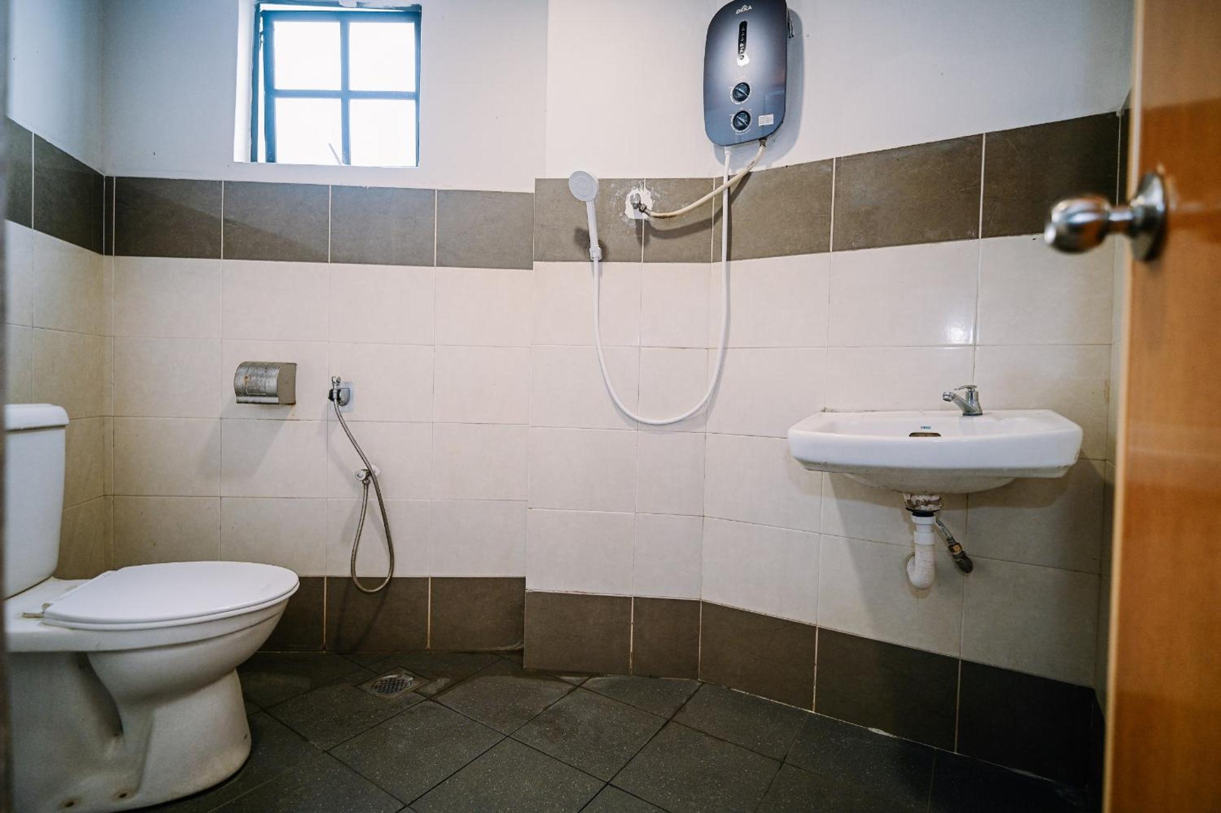 Queen Room with Shared Bathroom photo 3