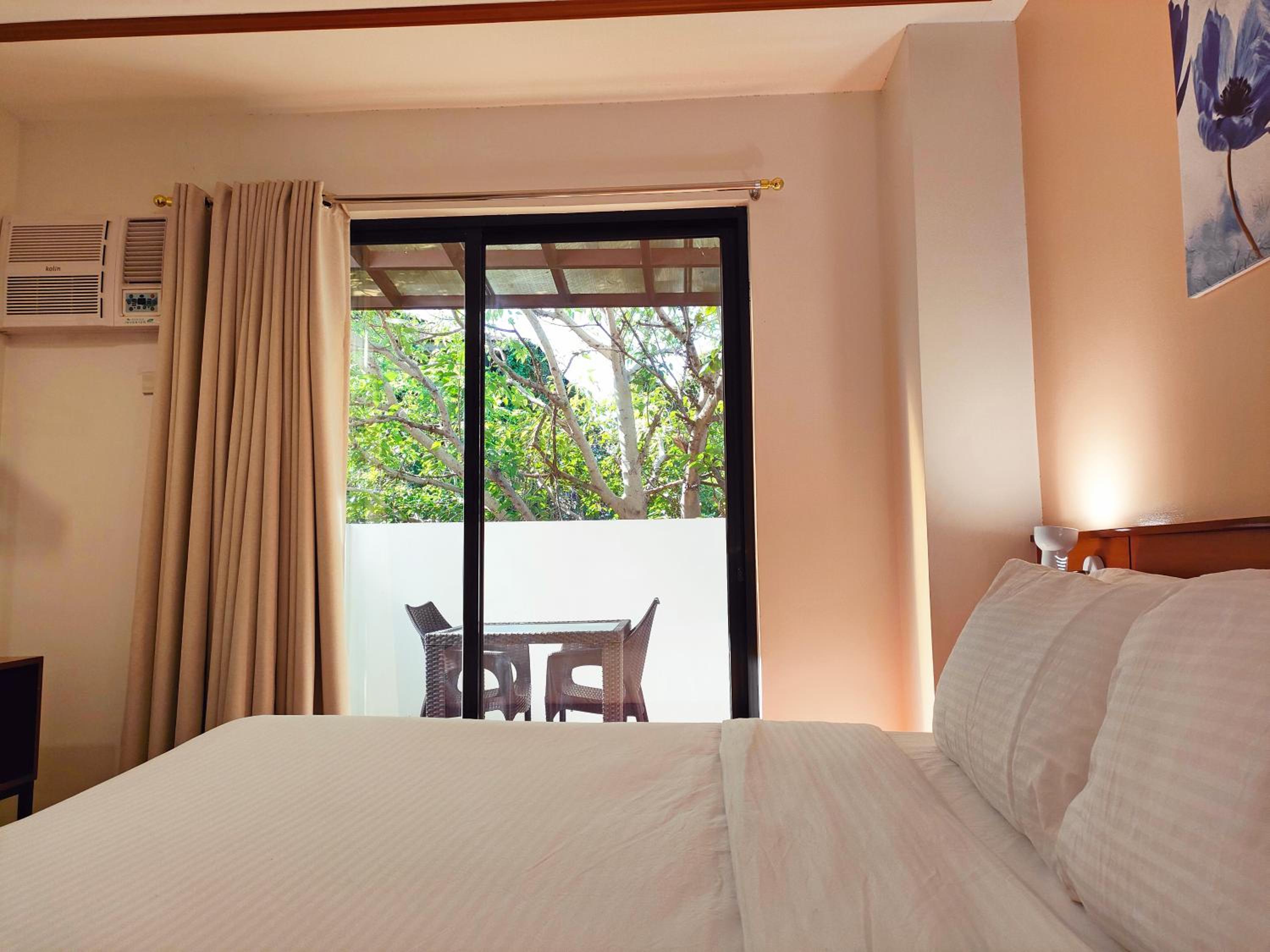 Deluxe Double Room with Balcony - Photo 3