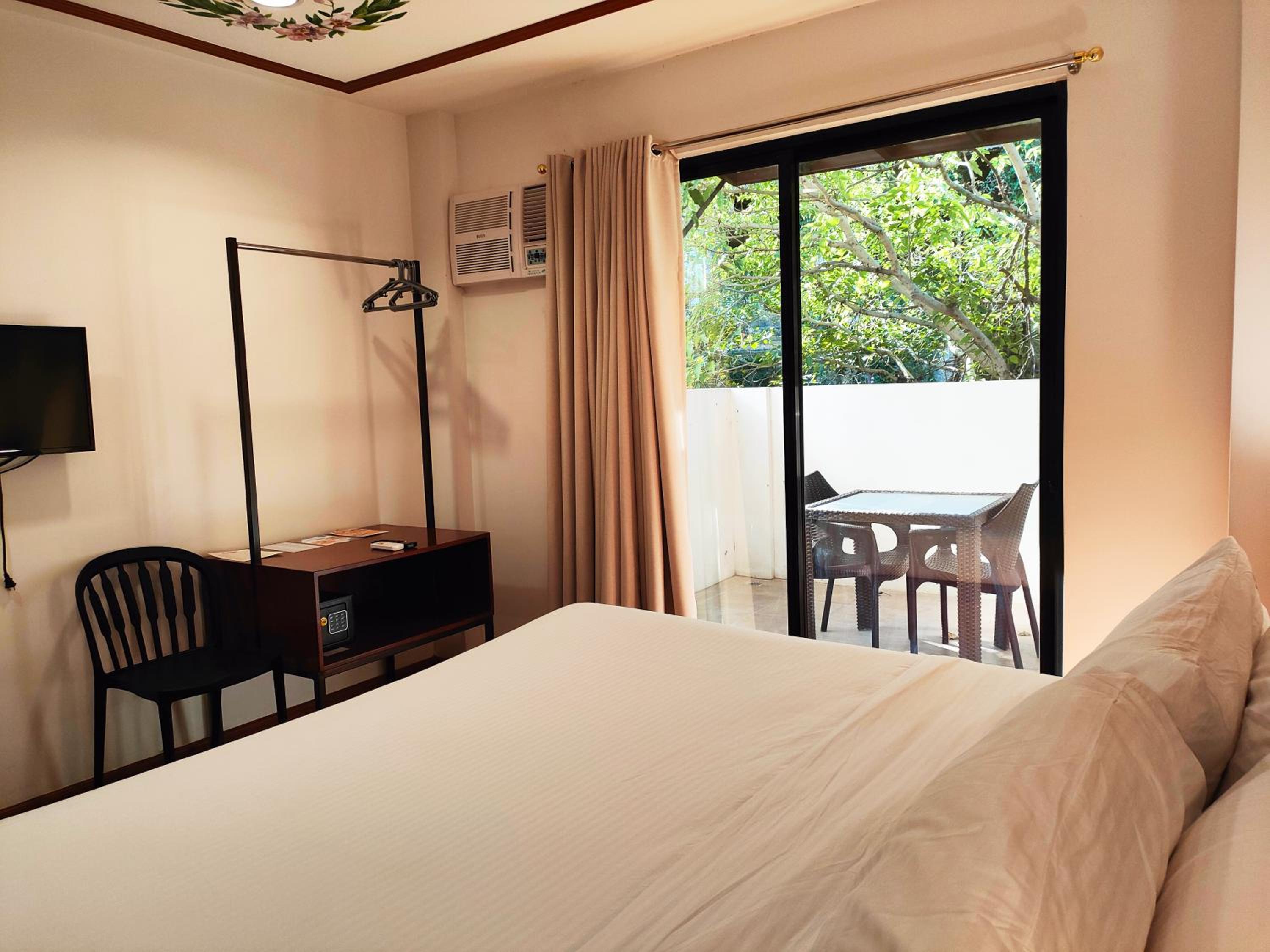 Deluxe Double Room with Balcony - Photo 6