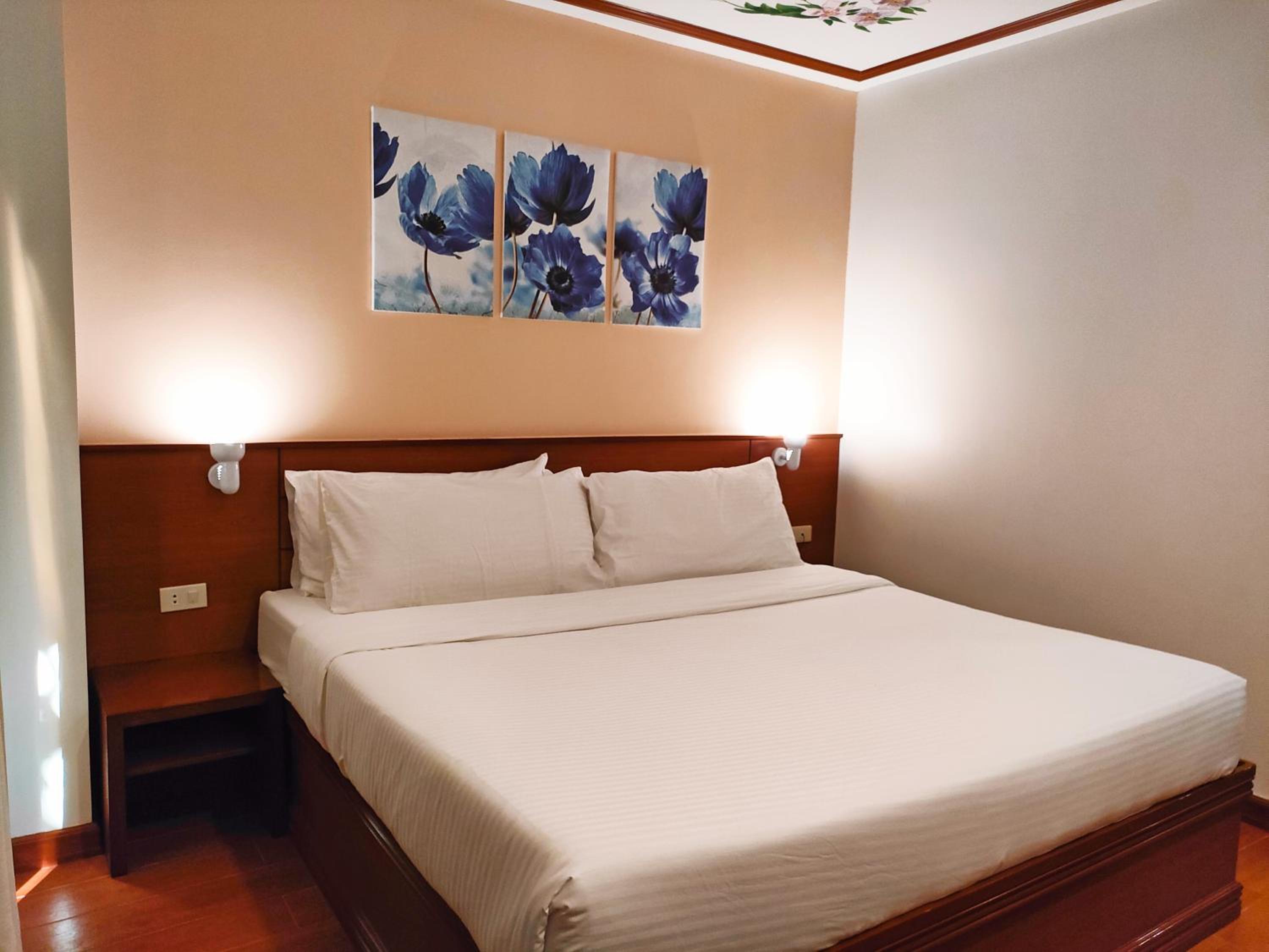 Deluxe Double Room with Balcony - Photo 2