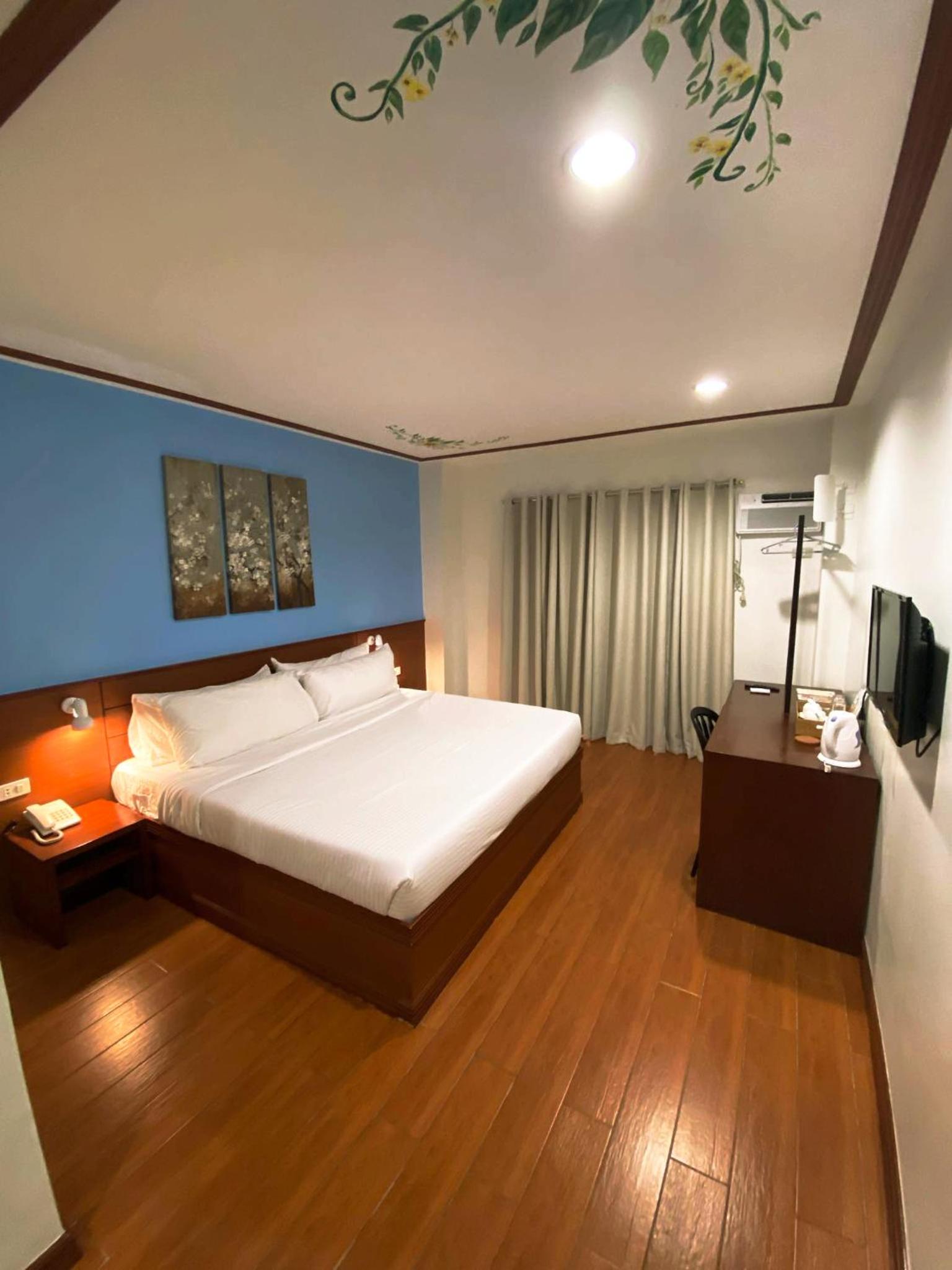 Deluxe Double Room with Balcony - Photo 7