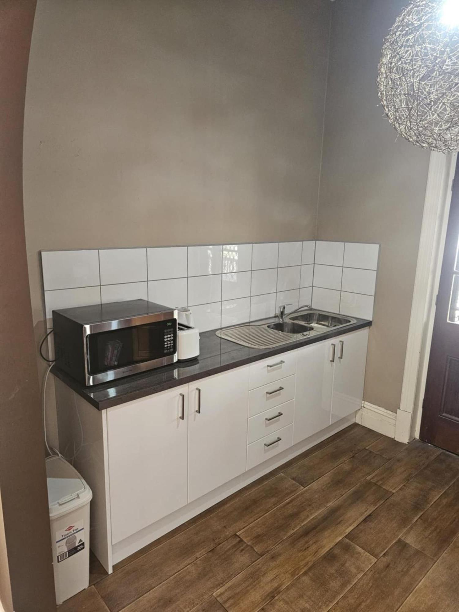 Standard Single Room With Shared Bathroom photo 2
