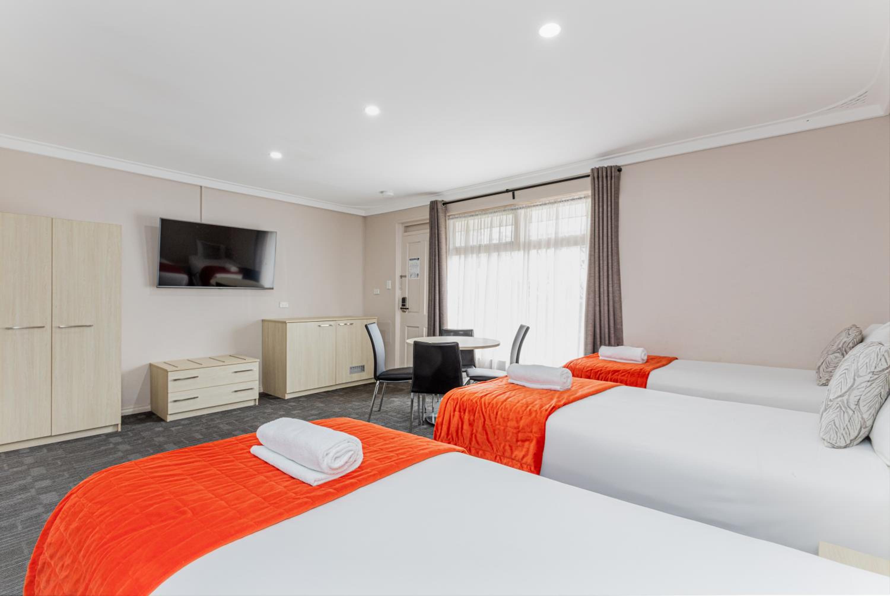 Executive Family Spa Suite, Free Wi-Fi & Parking - Photo 1