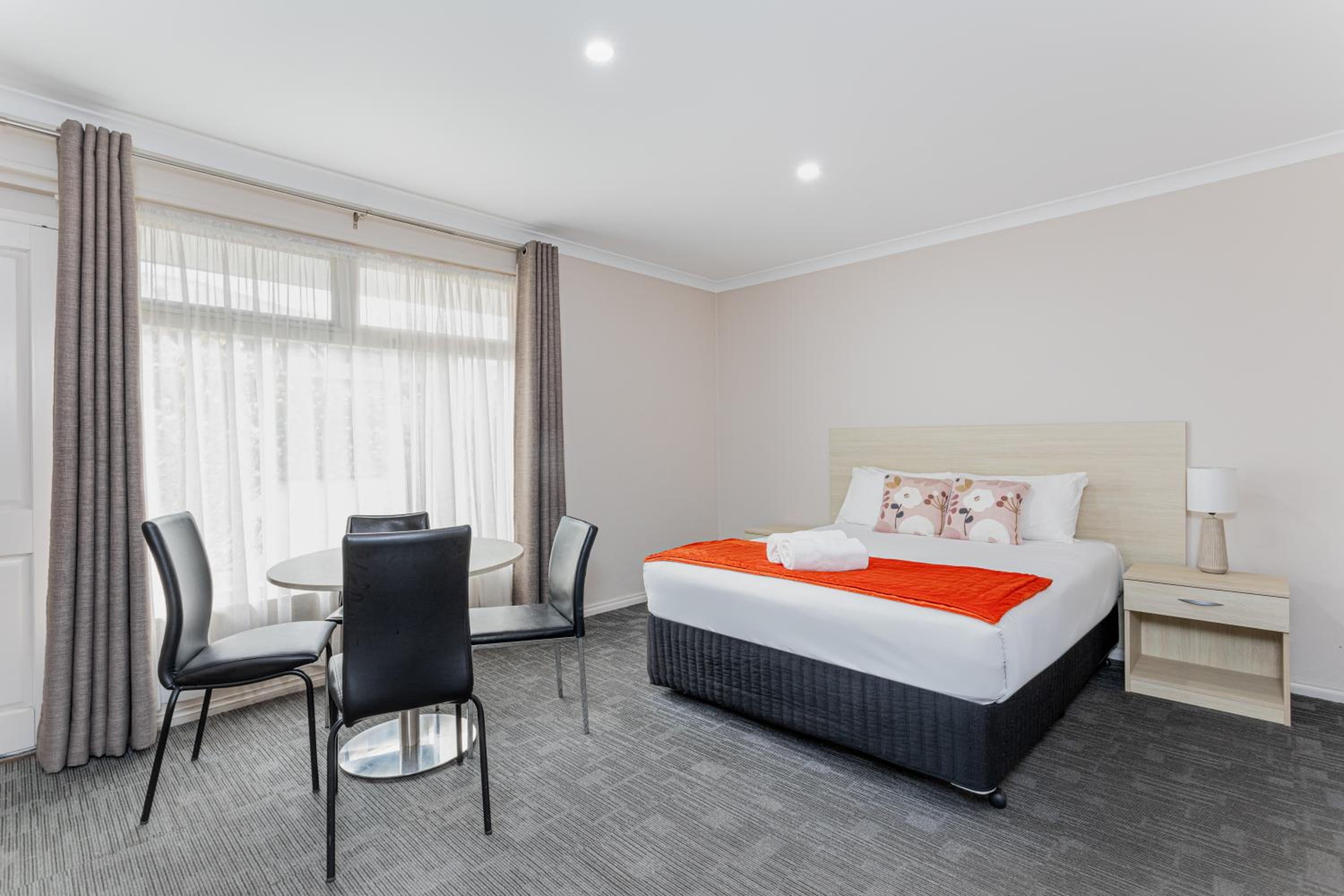 Executive Family Spa Suite, Free Wi-Fi & Parking - Photo 3