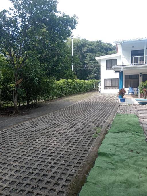 Six-Bedroom House photo 2