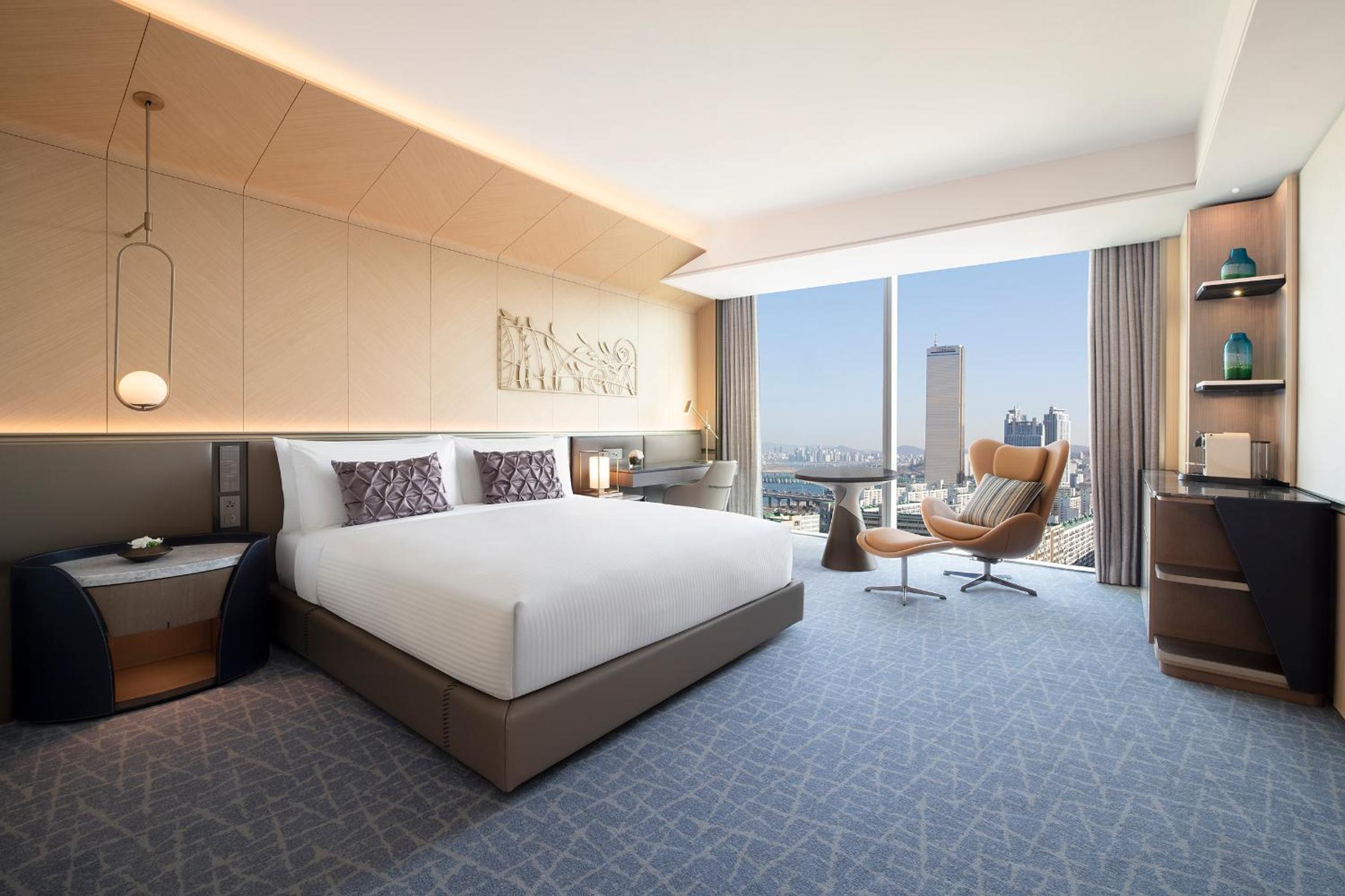 Deluxe Large King Room - Photo 1