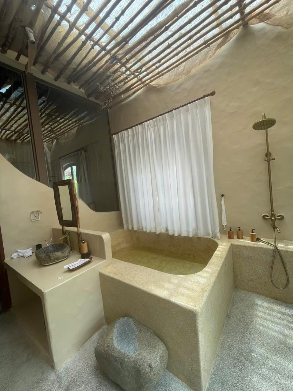Deluxe Double Room with Balcony - Photo 7